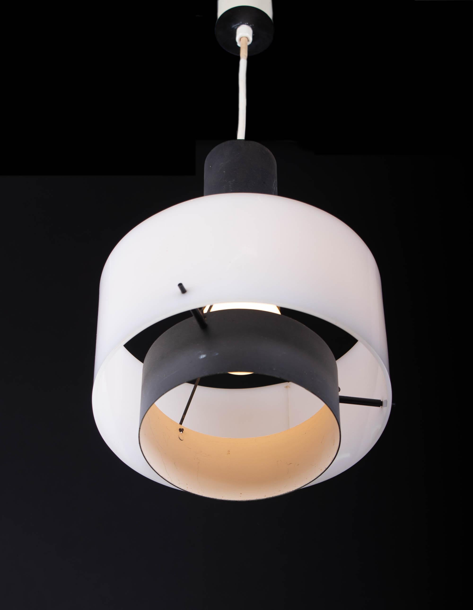 Elegant mid century pendant designed by Gino Sarfatti (attr.) for Arteluce. The lamp is made of a white plastic ring with black metal rods and frame. The lamp emits smooth indirect light downwards. Made in Italy, 1950s. 

Measures: dm 7.87