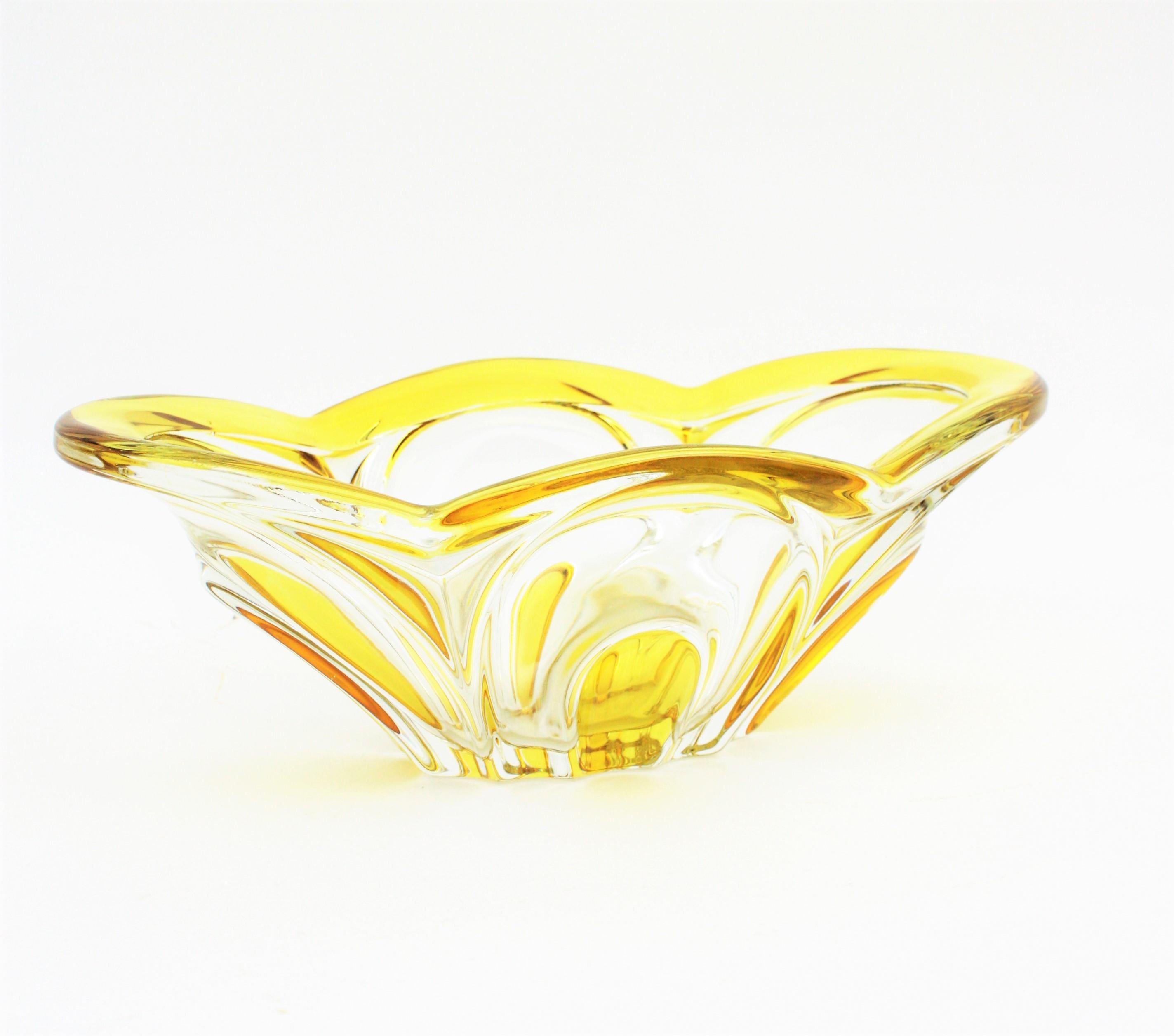 Beautiful handblown Murano glass centerpiece or vase made in clear glass with highly decorative yellow details and scalloped yellow rim edge.
Italy, 1950s. Lovely to be used as centerpiece, fruit centrepiece or vide-poche.

Avaliable a huge
