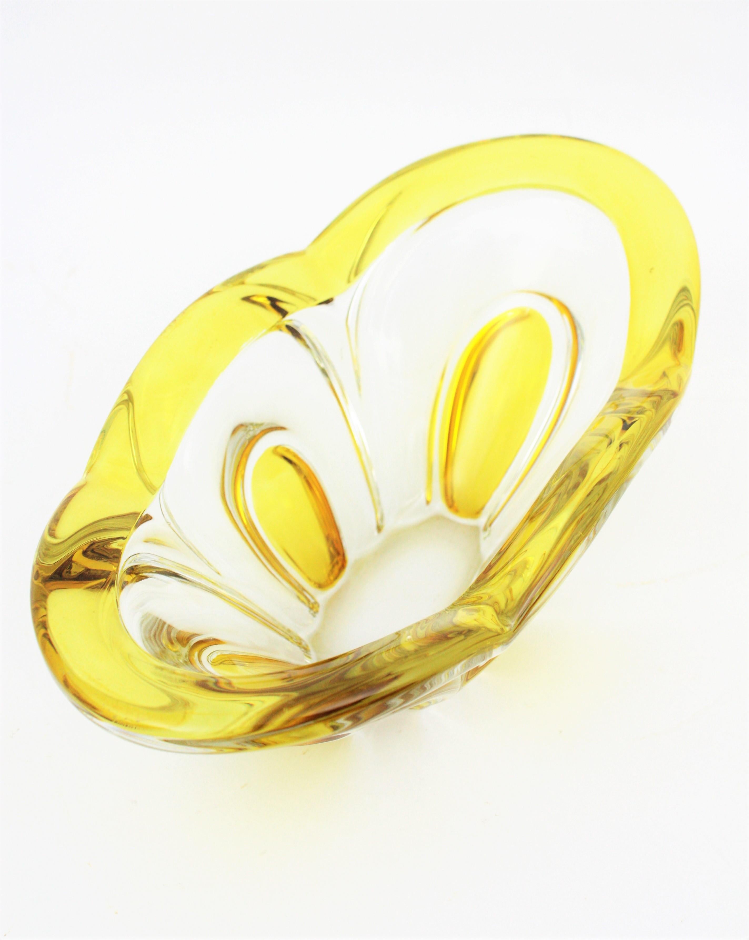Italian 1950s Scalloped Sommerso Yellow and Clear Murano Glass Centrepiece In Excellent Condition In Barcelona, ES
