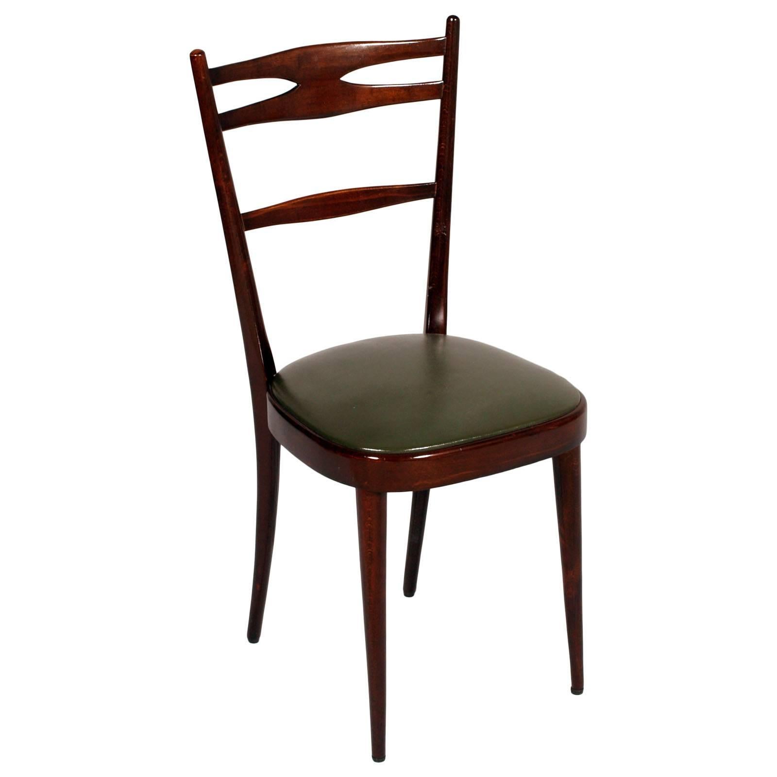 Elegantes chaises d'appoint Carlo de Carli attribuées en noyer brun massif, avec un excellent revêtement d'origine en cuir vert foncé. Restauré et poli à la cire

Dimensions en cm : H 93/47, L 44, P 48.