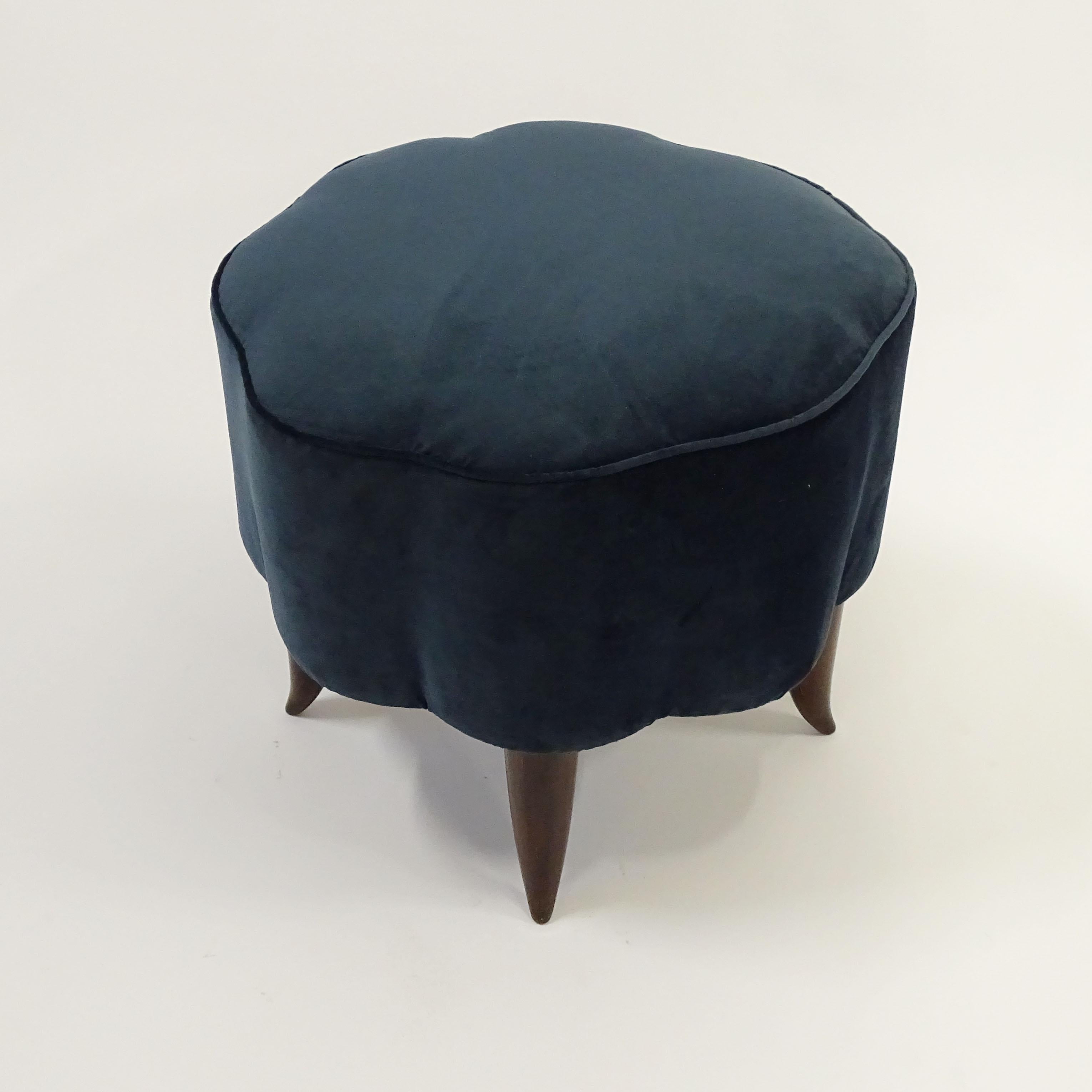 Italienischer Art Deco Einzelhocker aus lackiertem Holz und blauem Samt im Zustand „Gut“ im Angebot in Milan, IT
