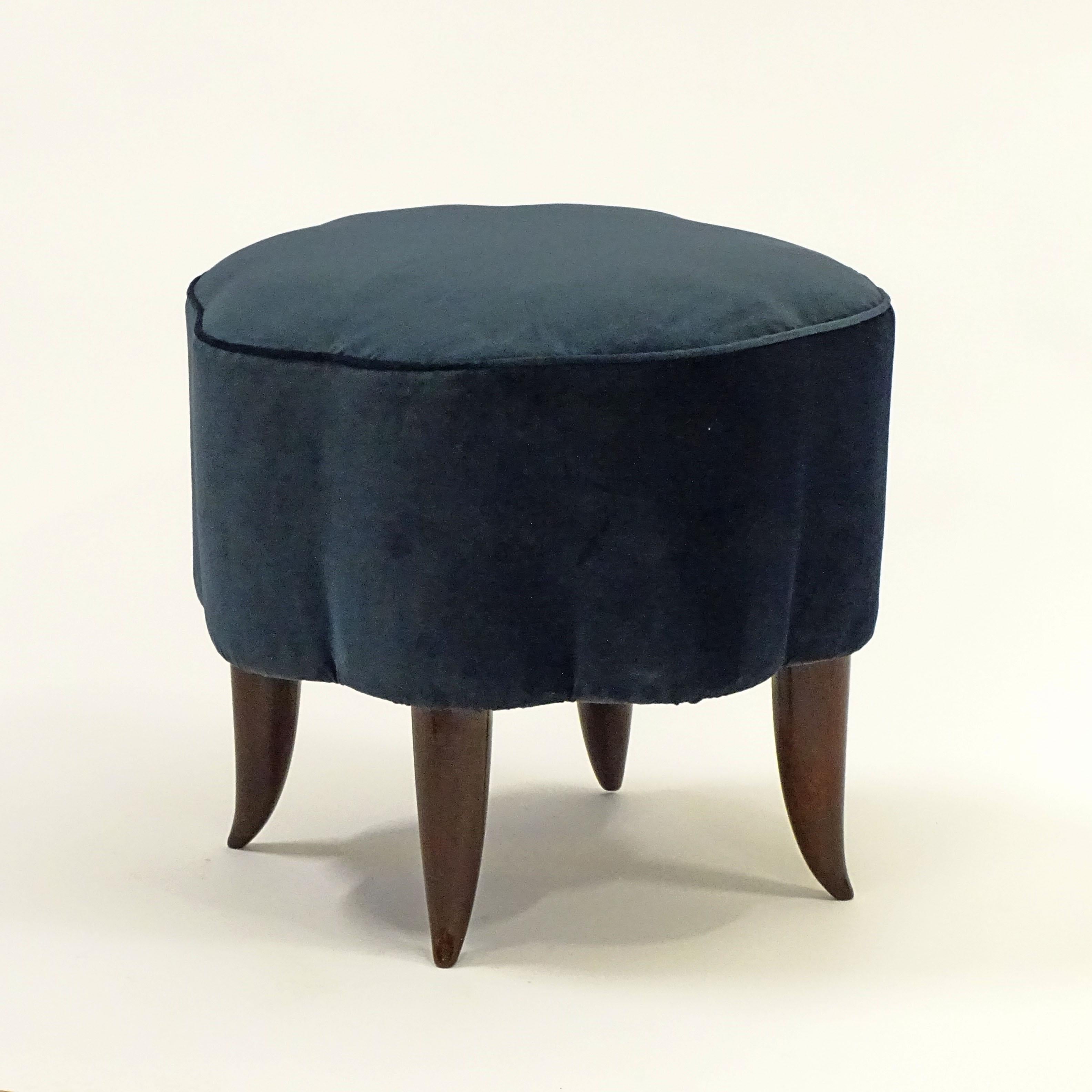 Italienischer Art Deco Einzelhocker aus lackiertem Holz und blauem Samt (Mitte des 20. Jahrhunderts) im Angebot