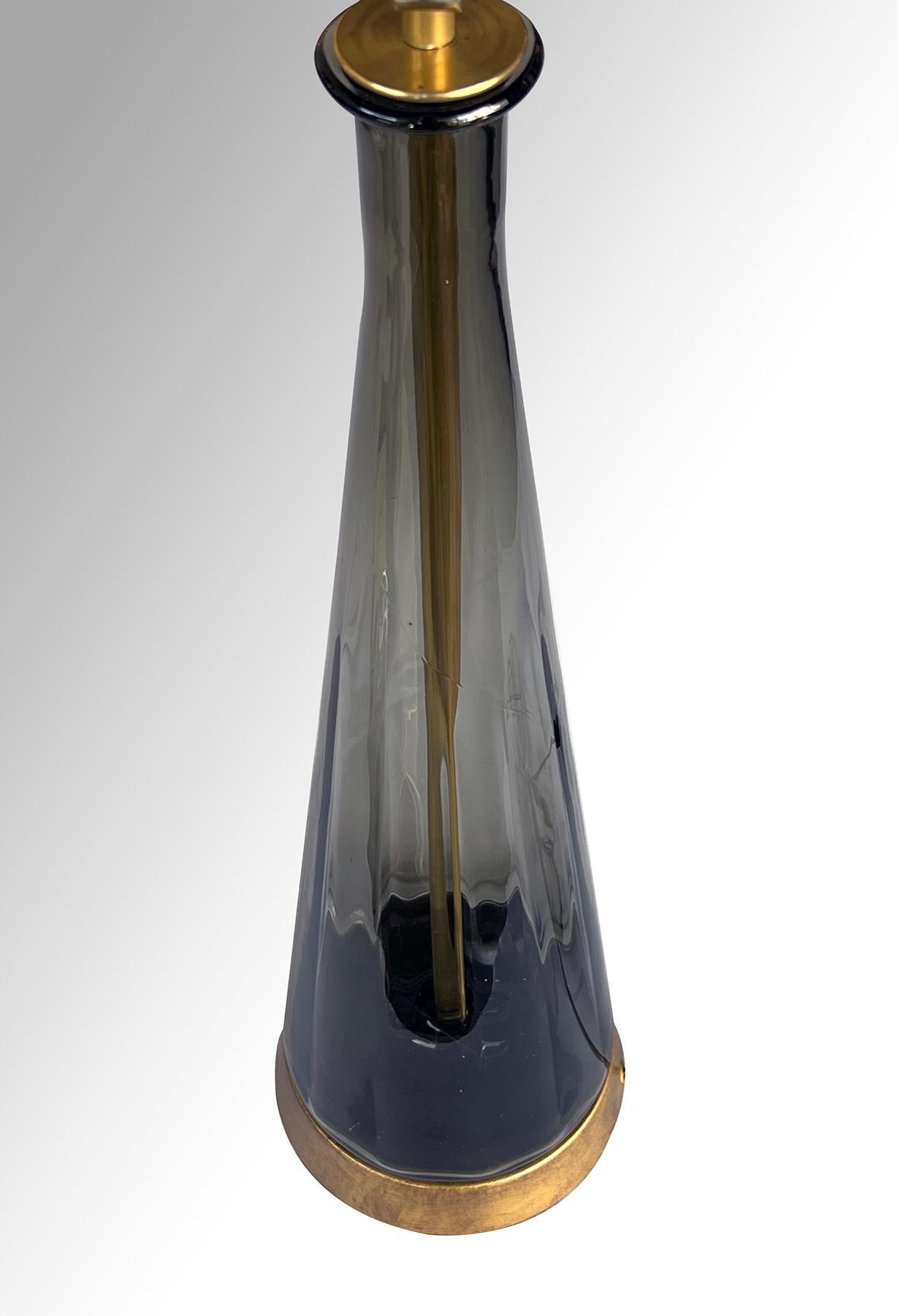 Italienische Dekanterlampe aus geräuchertem Empoli-Glas, 1950er Jahre (Moderne der Mitte des Jahrhunderts) im Angebot