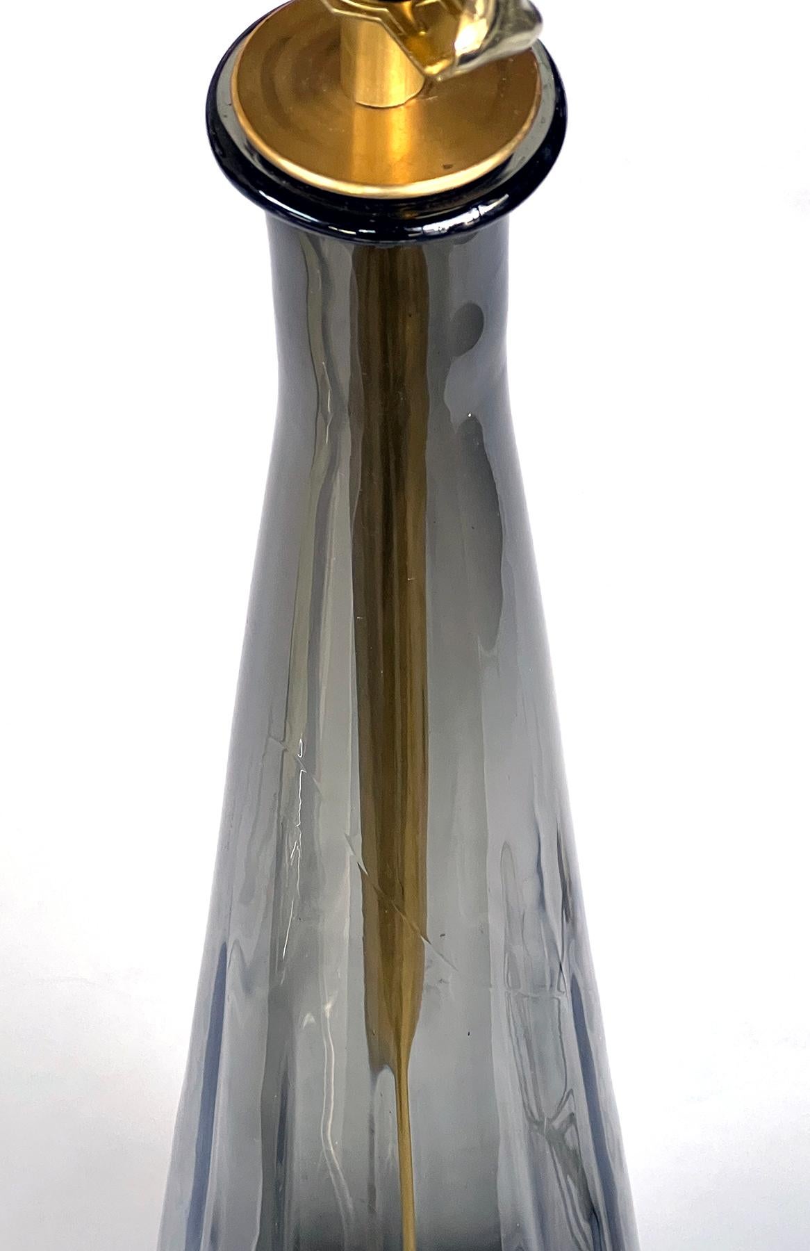 Italienische Dekanterlampe aus geräuchertem Empoli-Glas, 1950er Jahre (Handgefertigt) im Angebot