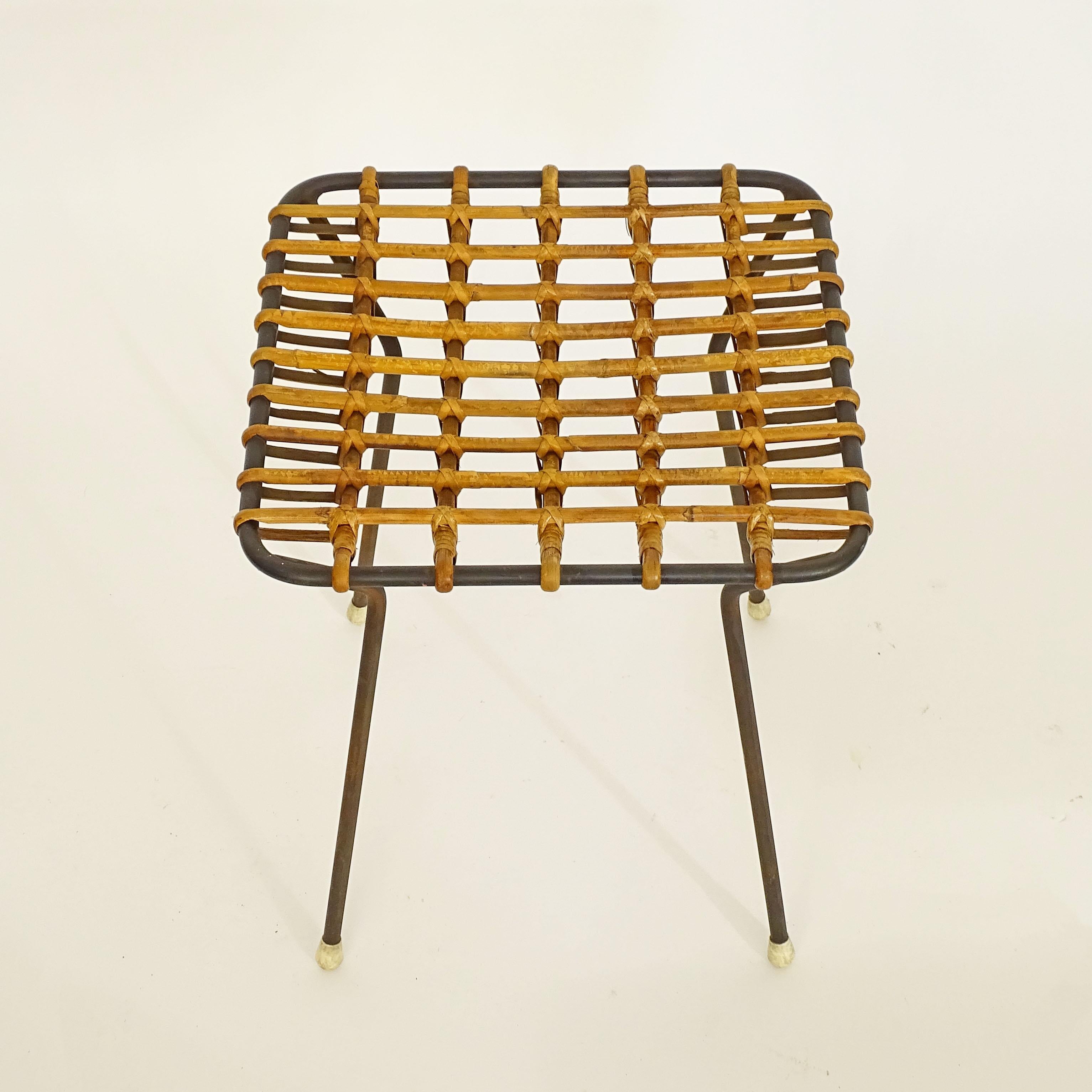 Italian 1950s Stool in Black Tubular Metal with Intertwined Bamboo Seat In Good Condition For Sale In Milan, IT