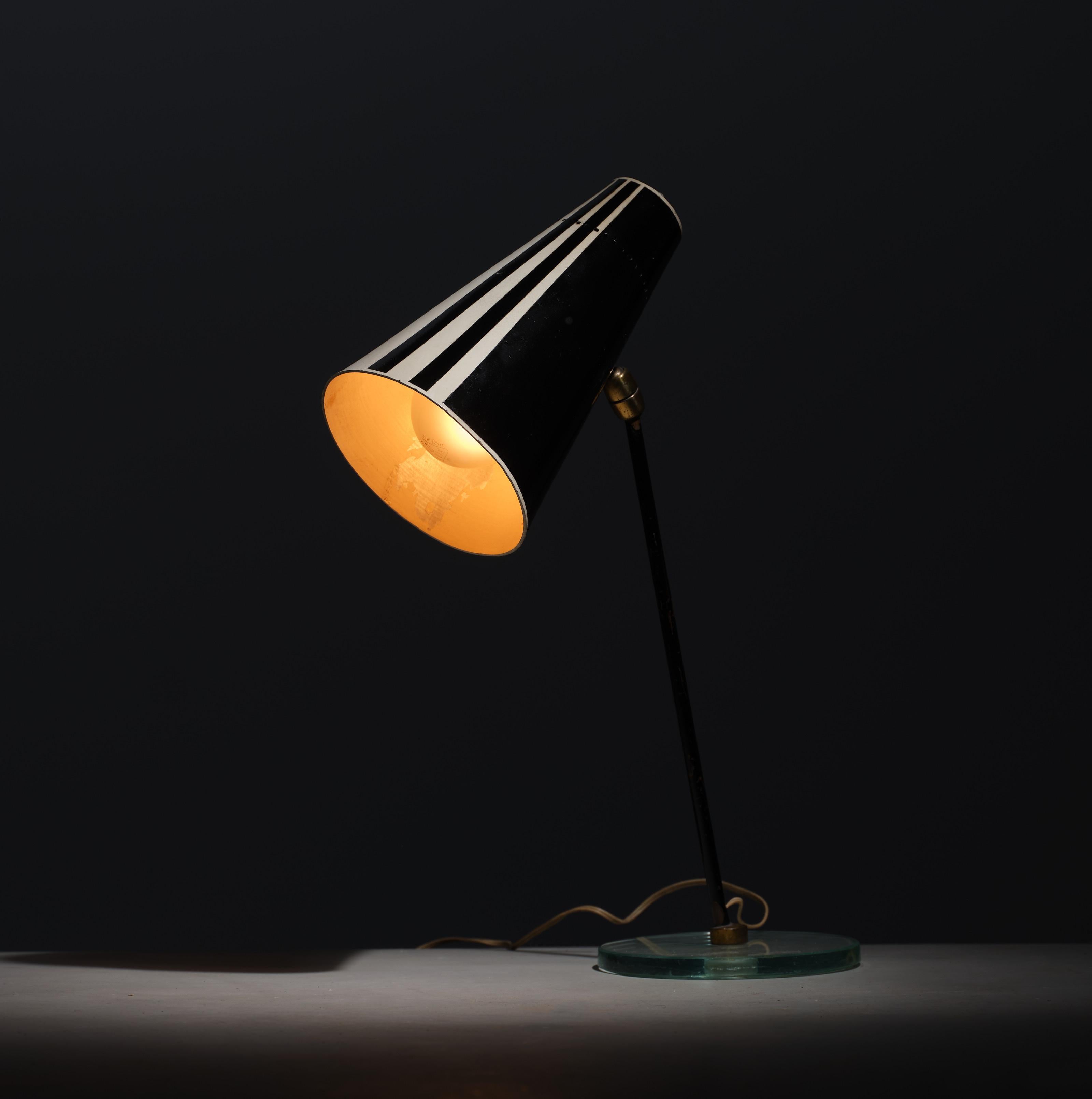 Italian 1950s Table Lamp, Exquisite Elegance in Enamel-Coated Steel and Brass In Good Condition For Sale In Rome, IT