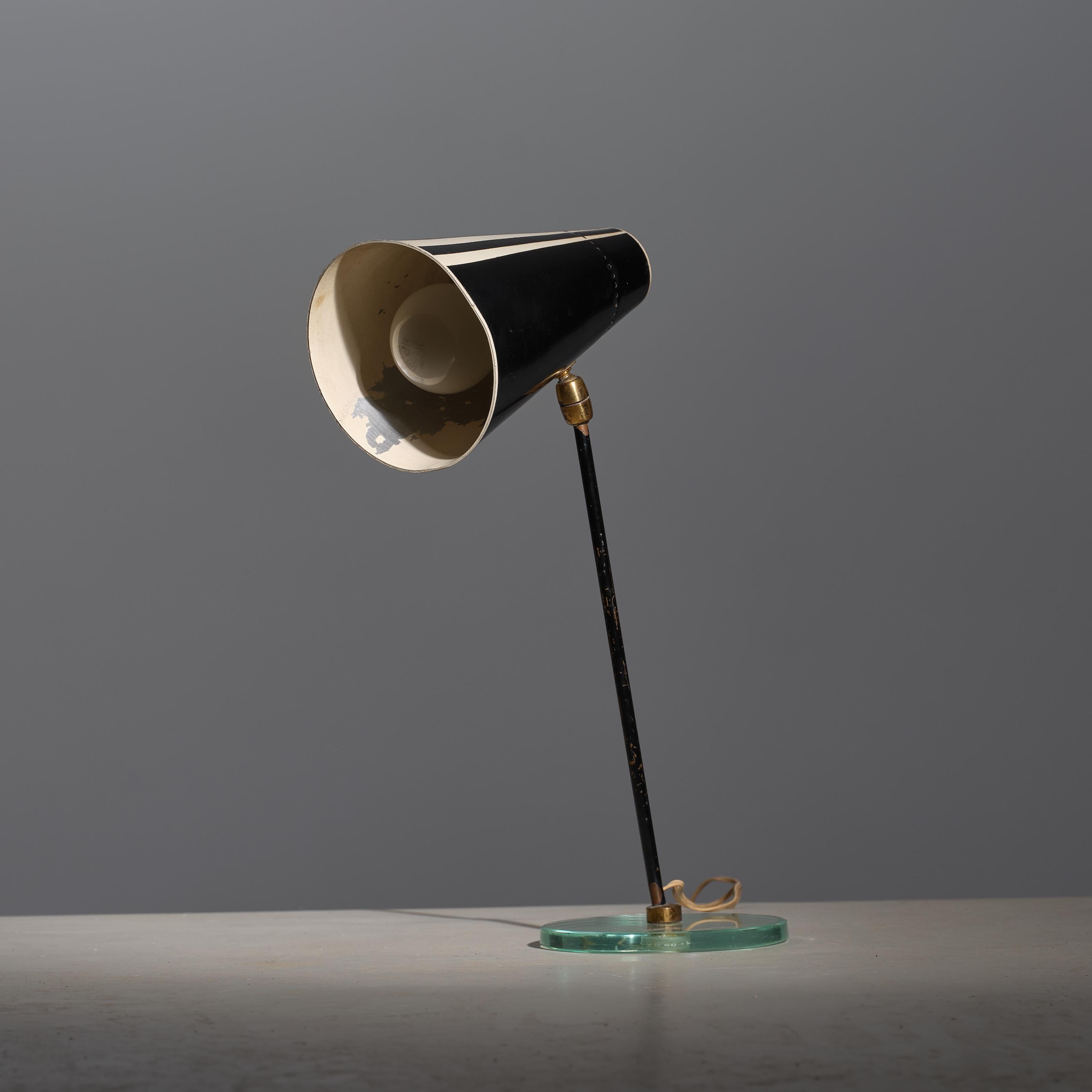 Italian 1950s Table Lamp, Exquisite Elegance in Enamel-Coated Steel and Brass For Sale 3