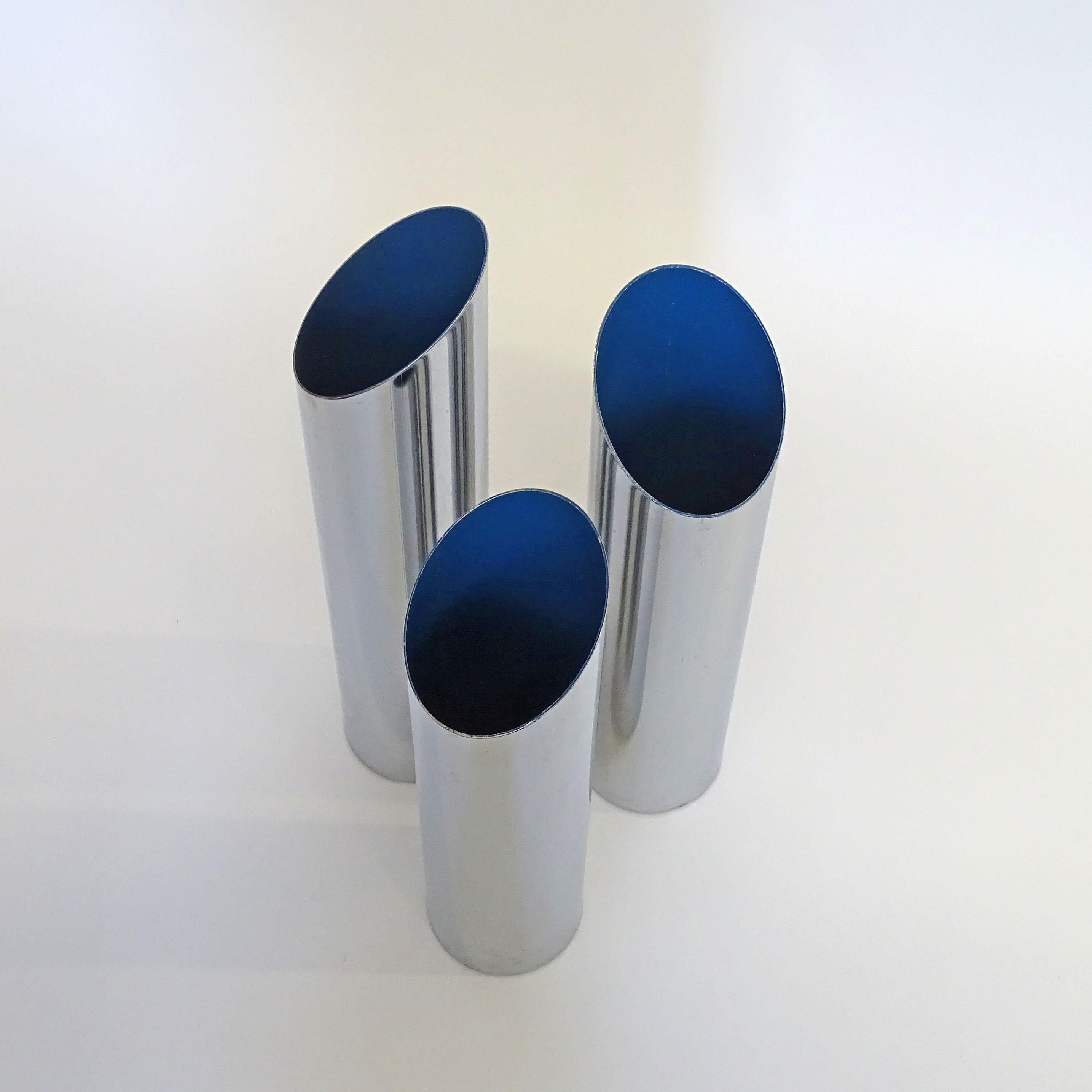 Italian 1950s Three diagonally cut umbrella stand in Chrome and Electric Blue In Good Condition For Sale In Milan, IT