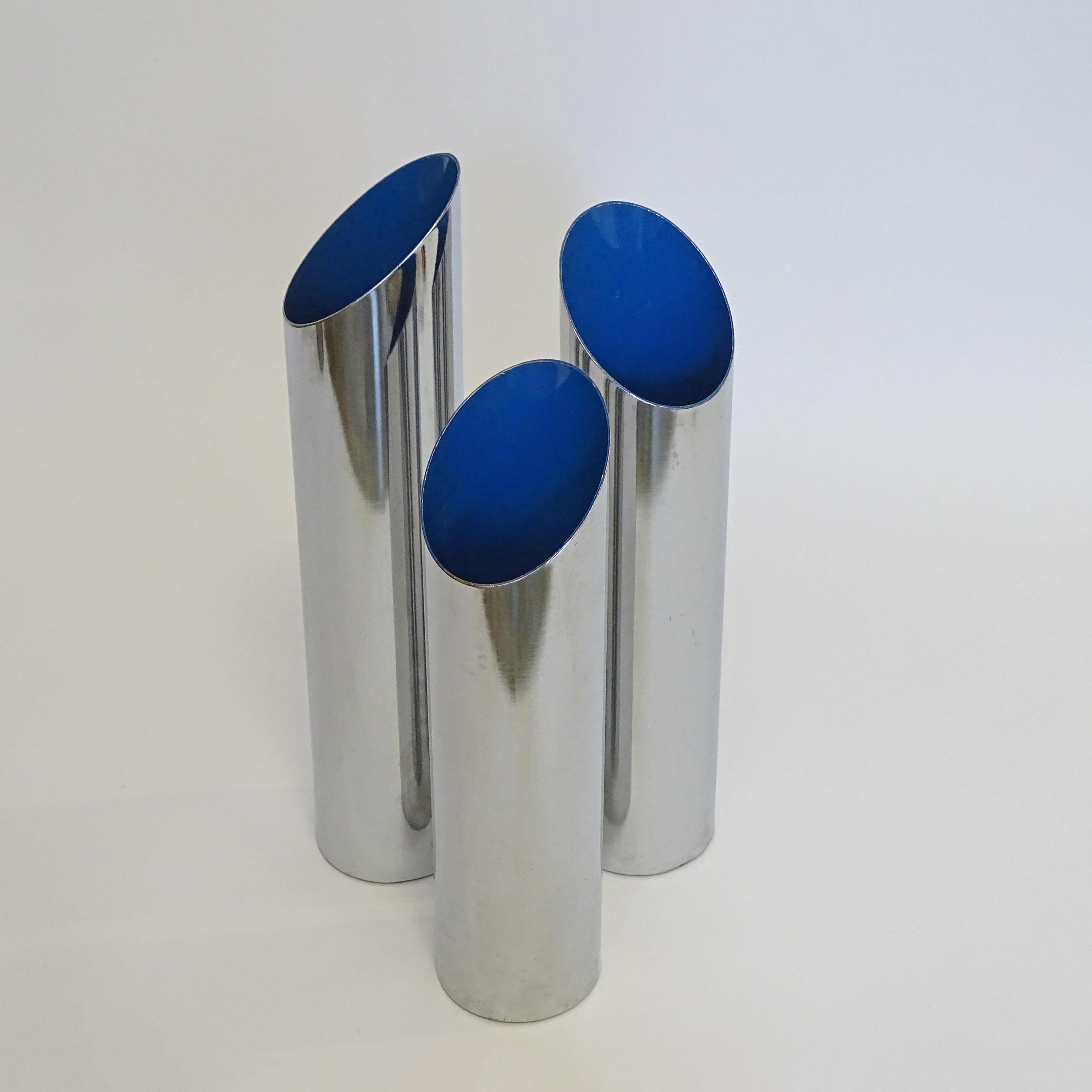 Italian 1950s Three diagonally cut umbrella stand in Chrome and Electric Blue For Sale 1
