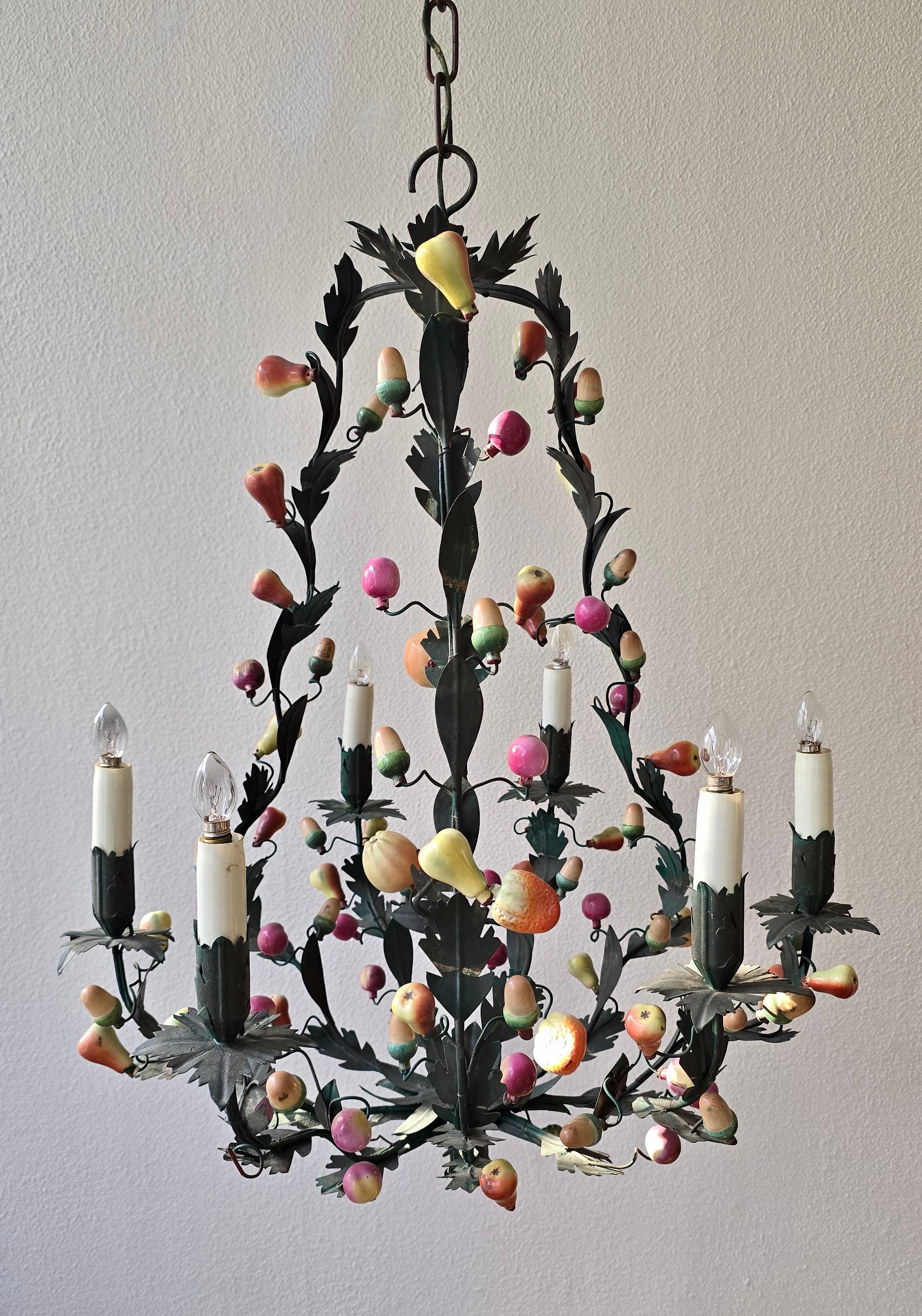 Italian 1950s Tole Fruit Chandelier, Florentine Hollywood Regency Style In Good Condition For Sale In Antwerp, BE