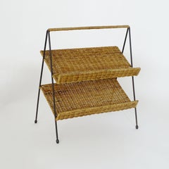 Portariviste italiano degli anni '50 a due piani in vimini.