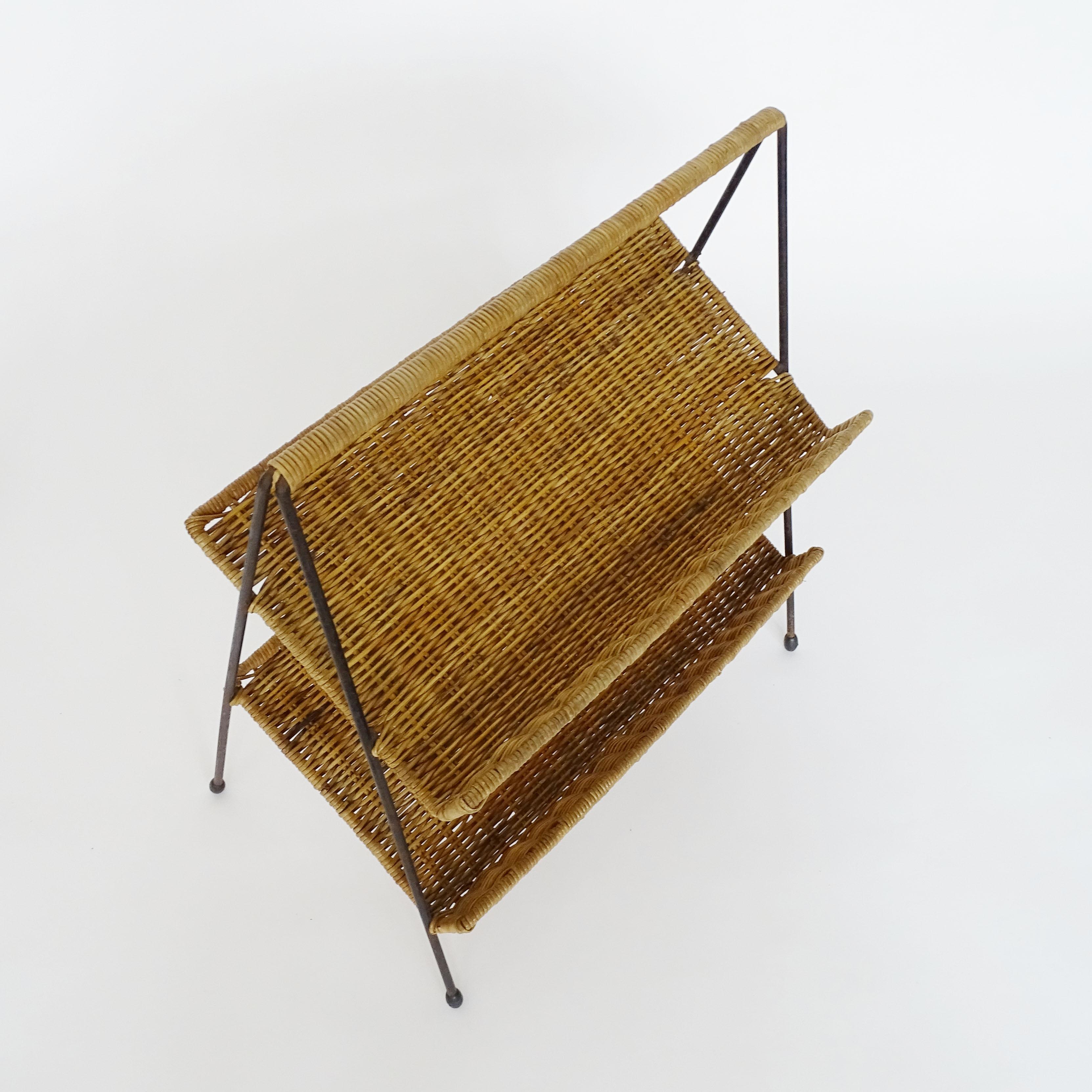 Lacquered Italian 1950s two tier wicker magazine rack. For Sale
