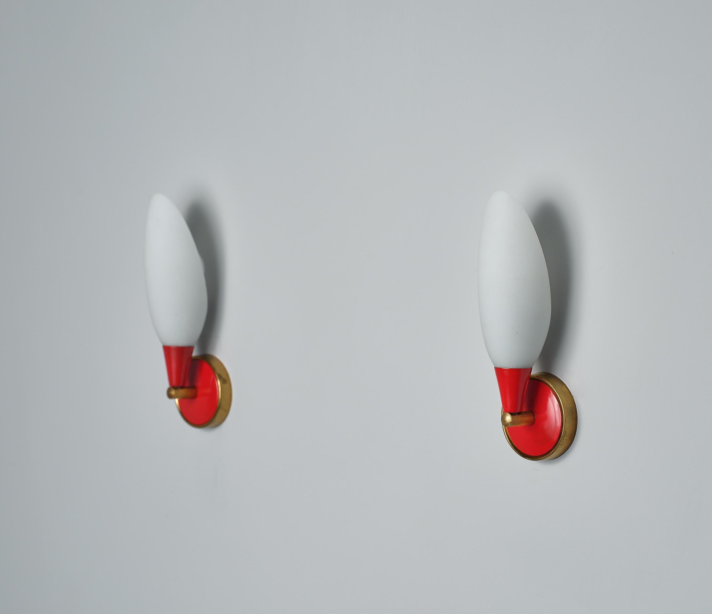 Italian 1950s Wall Sconces - Pair of Modern Style Wall lamps in Red and Brass For Sale 1