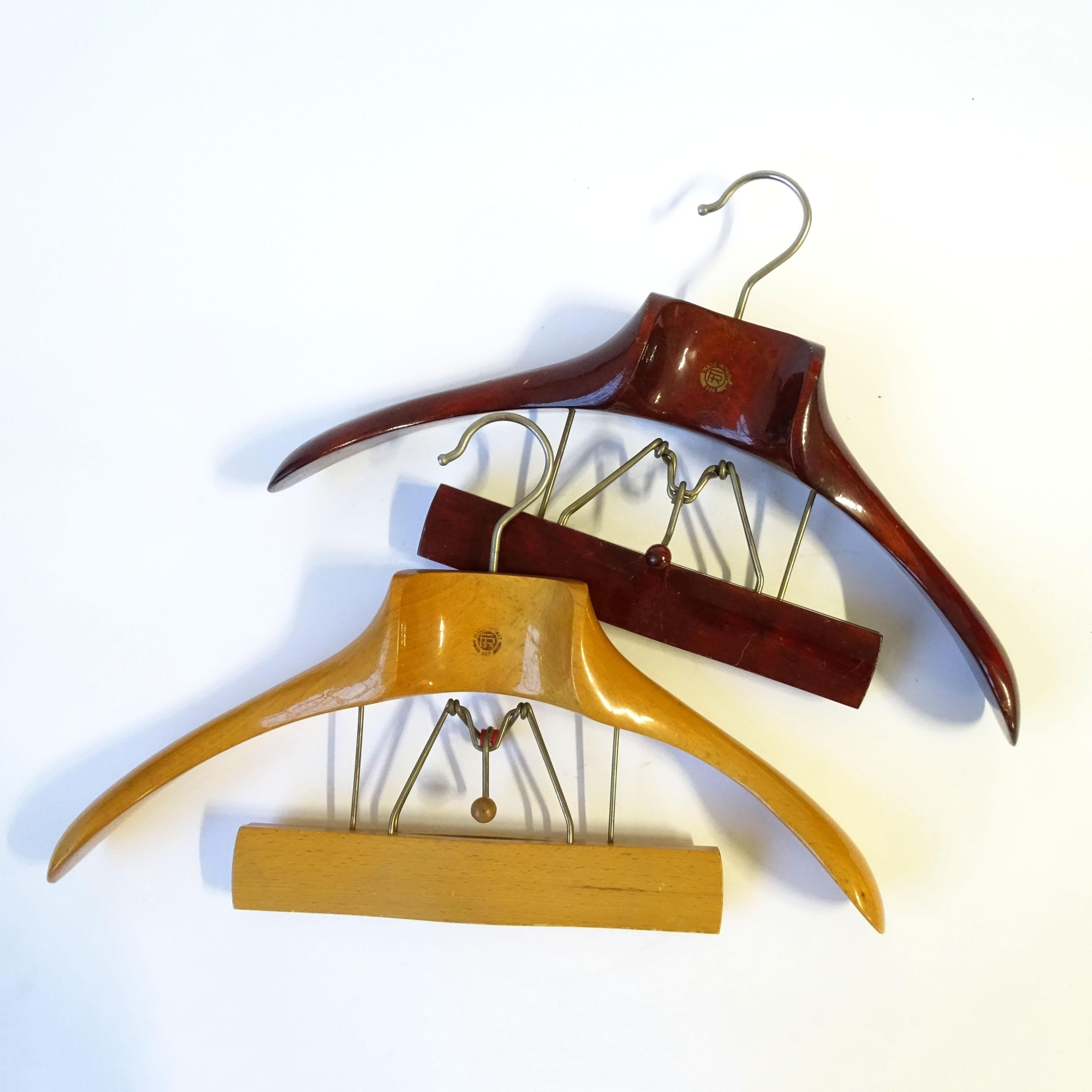 Mid-Century moderno Coppia di appendiabiti in legno degli anni '50 di Fratelli Reguitti in vendita