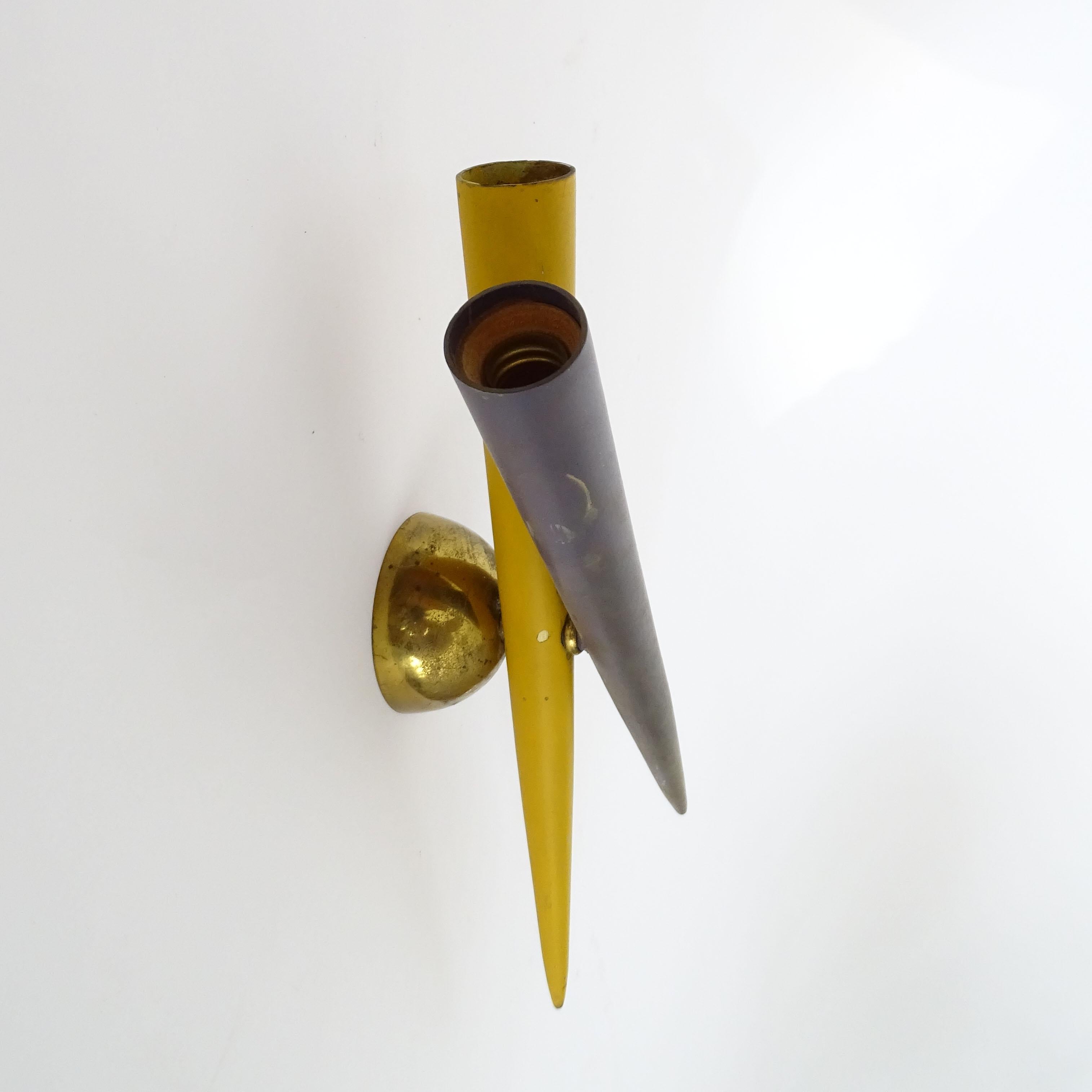 Italian 1950s Yellow and Grey double cone wall sconce For Sale 1