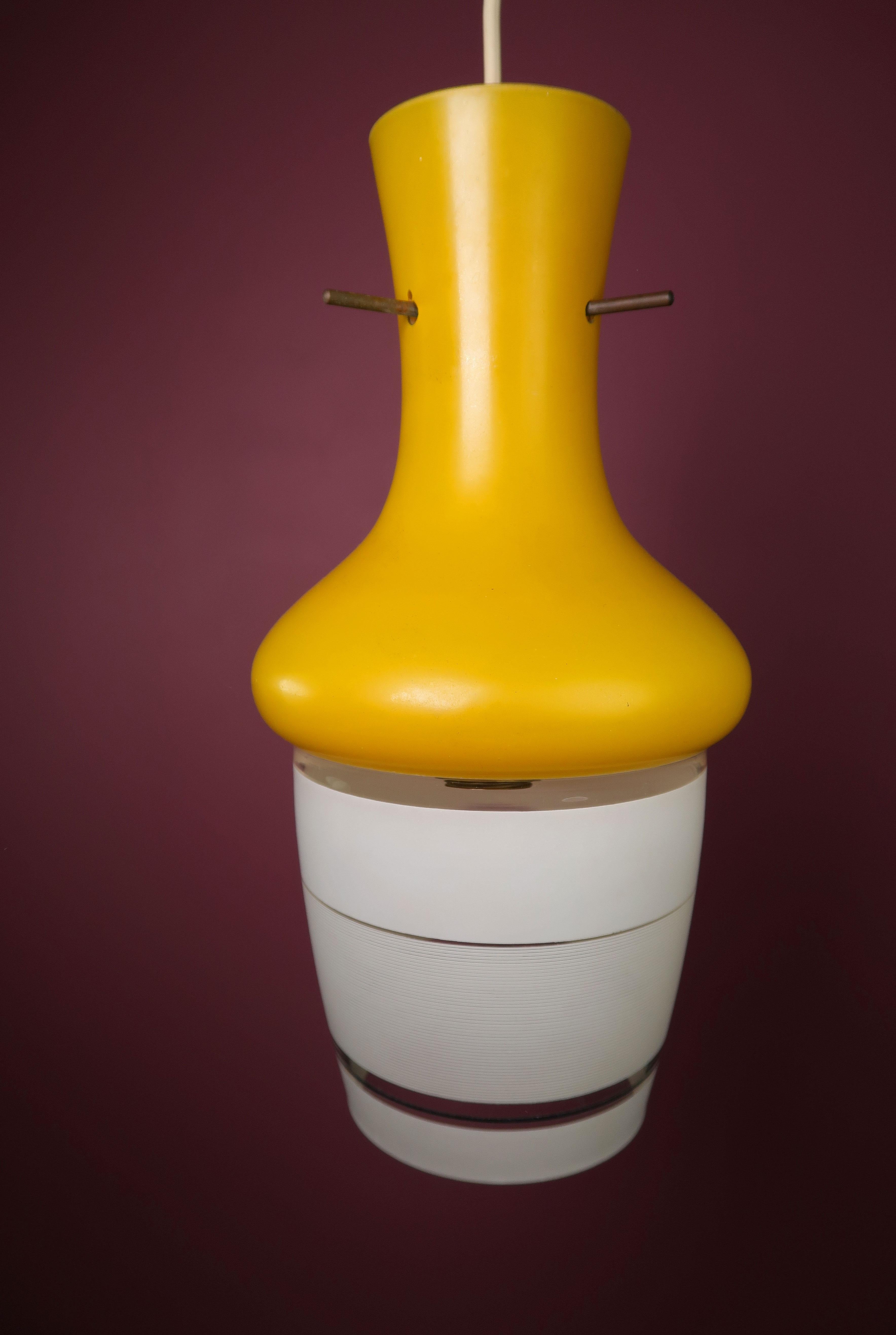 Italian 1950s Yellow, White Glass Pendant For Sale 1