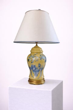 Lampe de table italienne des années 1950 en porcelaine émaillée jaune avec motif rococo bleu