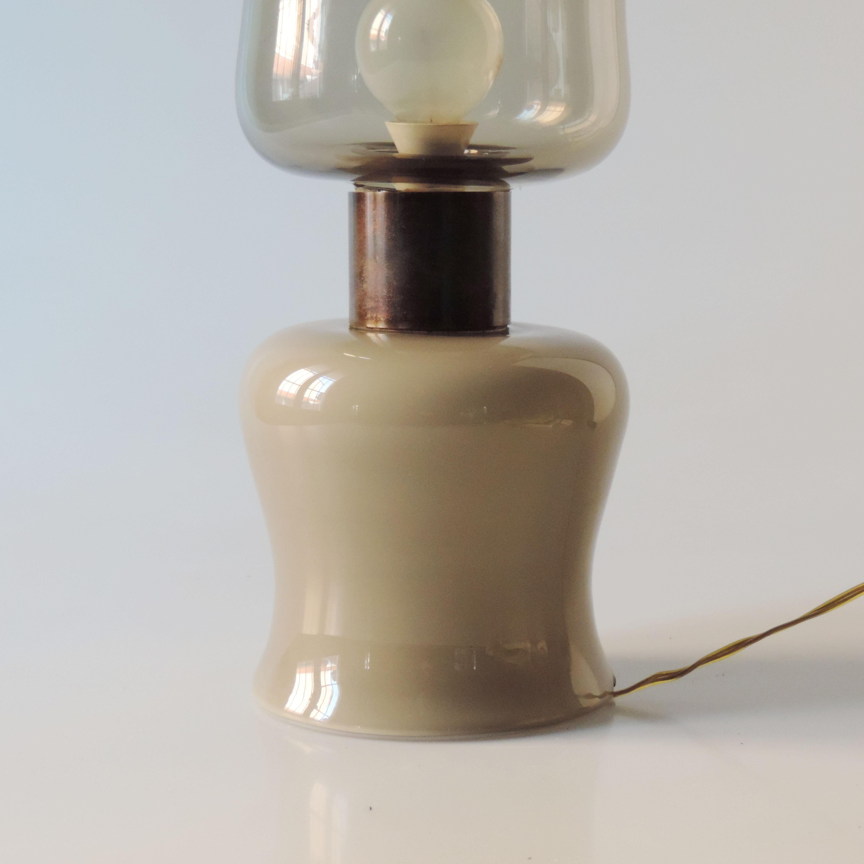 Italienische Tischlampe aus Muranoglas von 1958 aus hellgrauem und hellbraunem Glas.
Mit der Aufschrift:
Arte Nuova Murano
Großer Preis
Weltausstellung in Brüssel 1958.