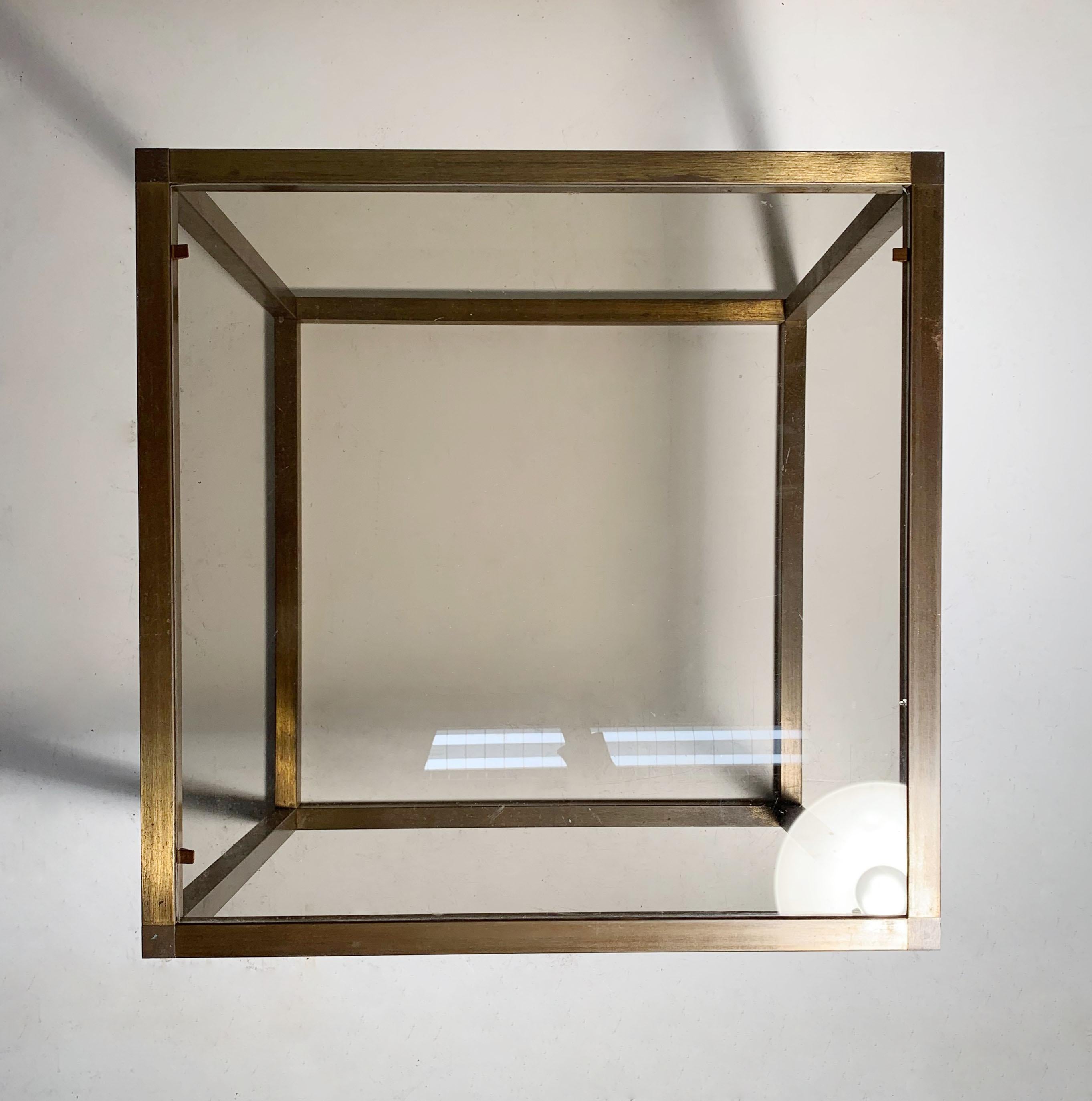 Italian 1960s-1970s bronzed extrusion cube table with tinted glass. In the manner of Milo Baughman


Glass has some damage by one corner. Wear/patina to the finish on the metal, but overall nice vintage condition. More pics available.