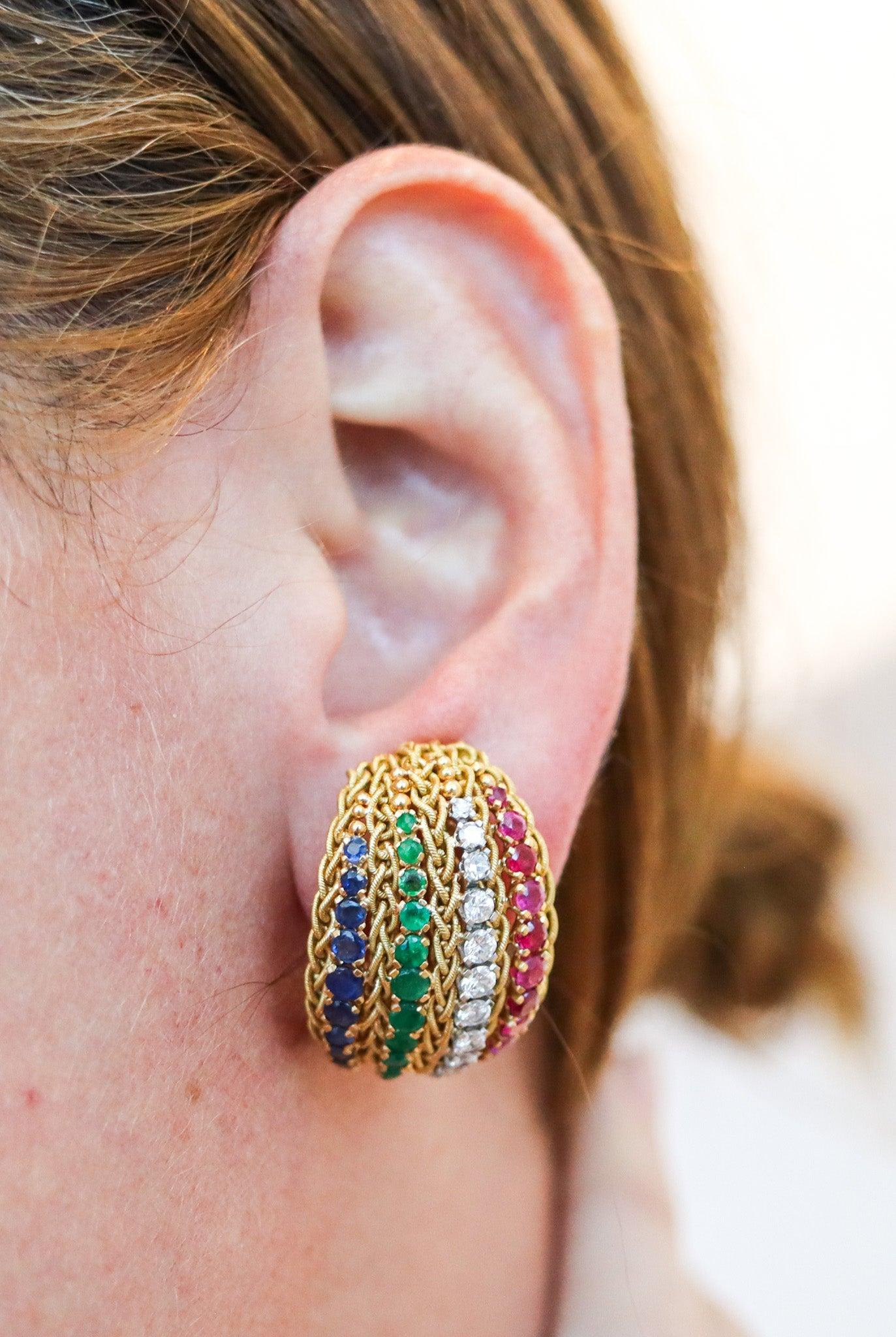 Paire de boucles d'oreilles italiennes multi pierres à clipser.

Fabuleuses boucles d'oreilles à clips surdimensionnées, créées en Italie avec des motifs modernistes, dans les années 1960-1970. Les boucles d'oreilles colorées ont été réalisées à