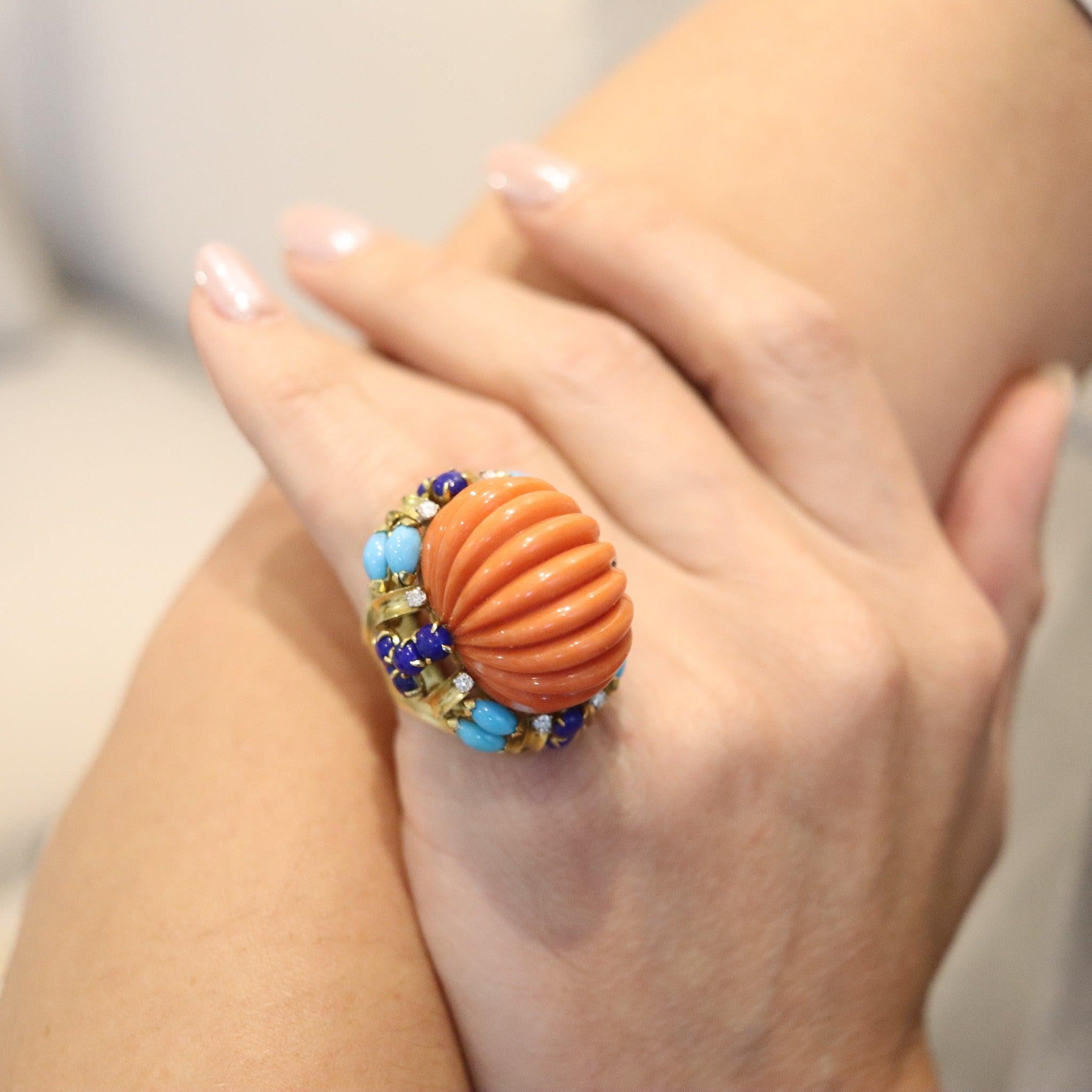 Un anello da cocktail a grappolo modernista italiano.

Si tratta di uno splendido e insolito anello da cocktail creato in Italia negli anni Sessanta. Questo favoloso anello massiccio e sovradimensionato è stato realizzato con una costruzione solida