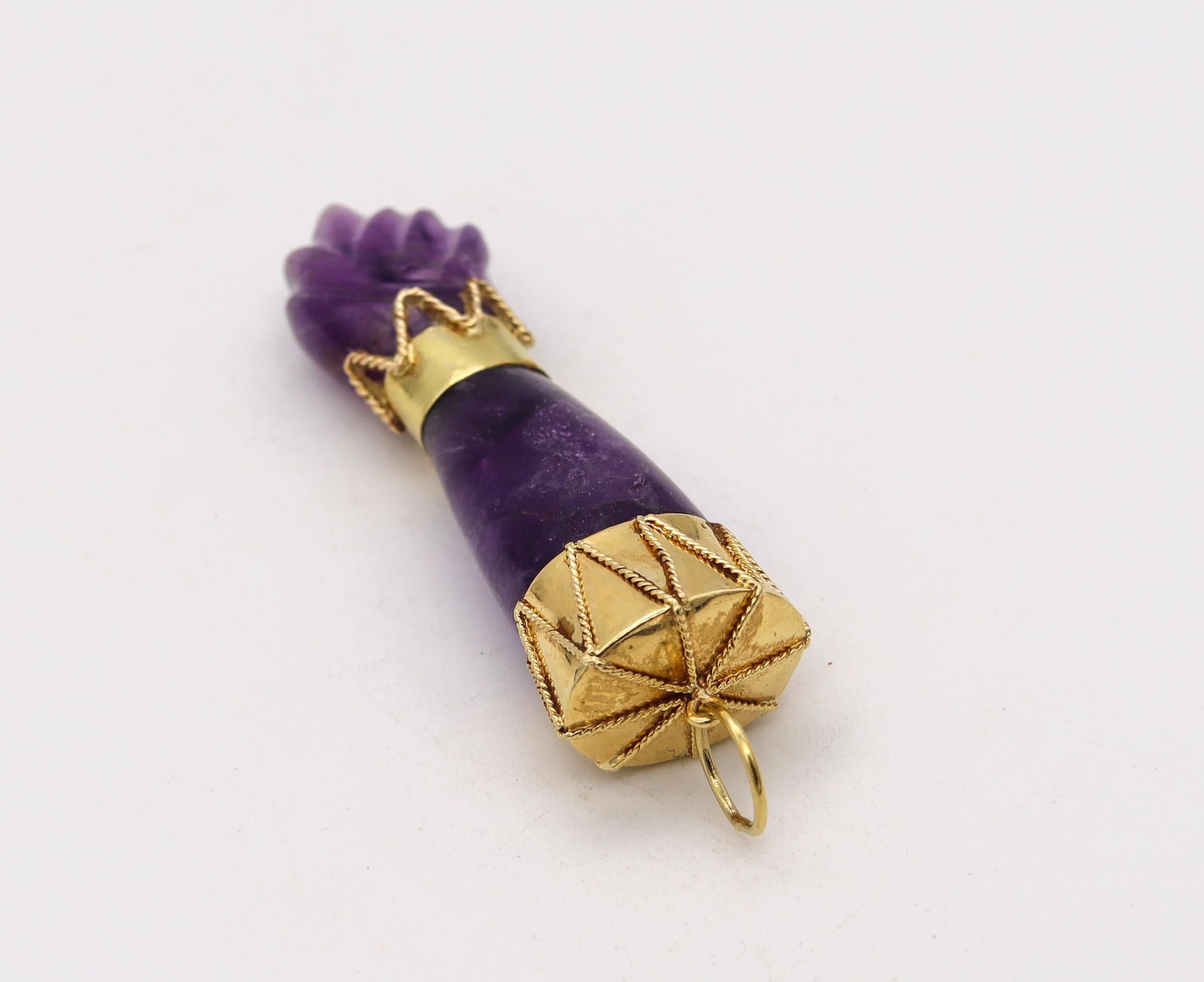 Italienischer Figa Arm-Hand-Anhänger.

Schöner und ungewöhnlicher Amulett-Anhänger, der in den 1960er Jahren in Italien hergestellt wurde. Die Feigenhand ist aus natürlichem violettviolettem Amethyst geschnitzt und mit einer massiven Gelbgoldfassung