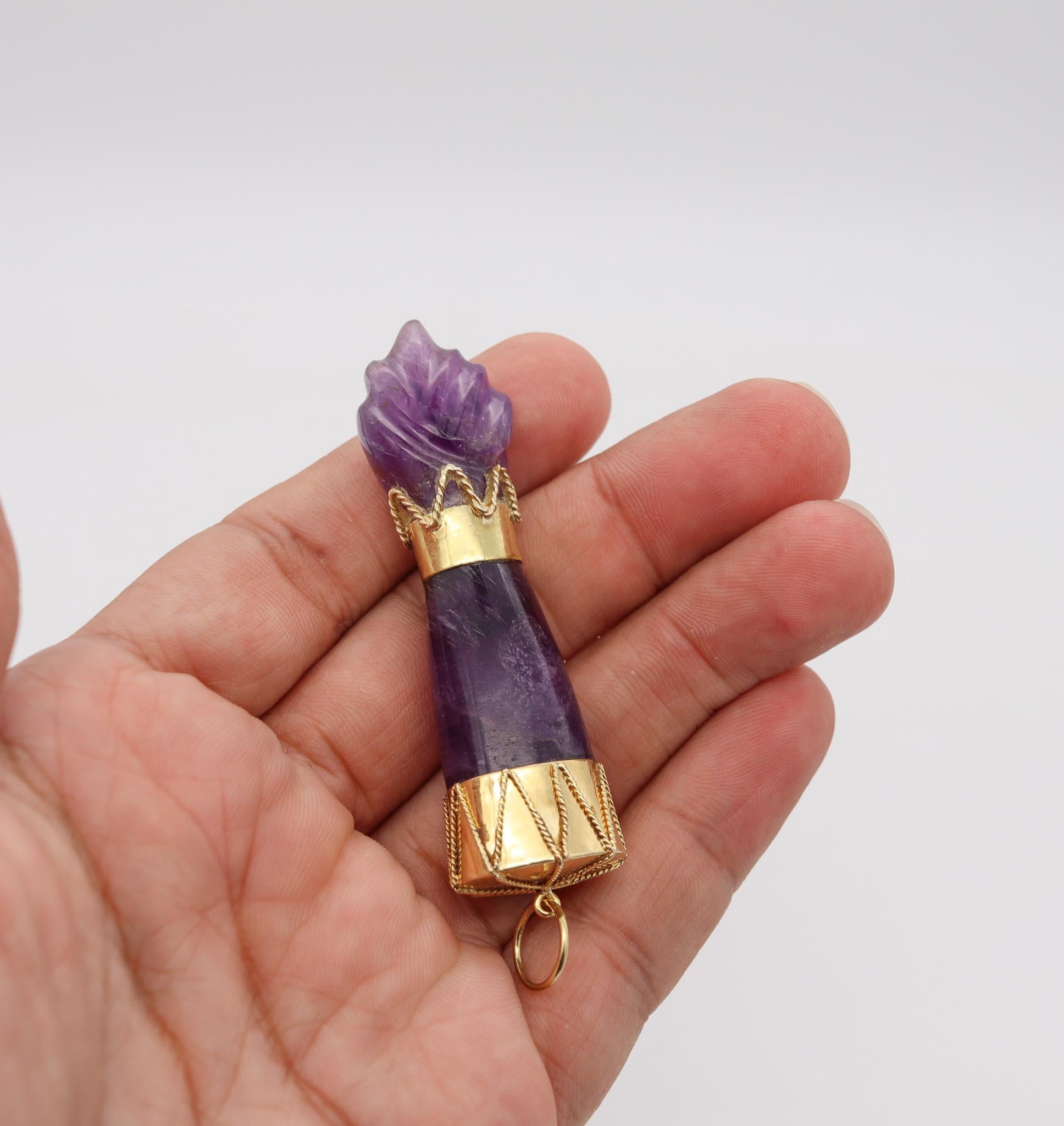 Italienischer handgeschnitzter Amethyst-Anhänger aus 18 Karat Gelbgold mit Figa-Charm, 1960 im Zustand „Hervorragend“ in Miami, FL