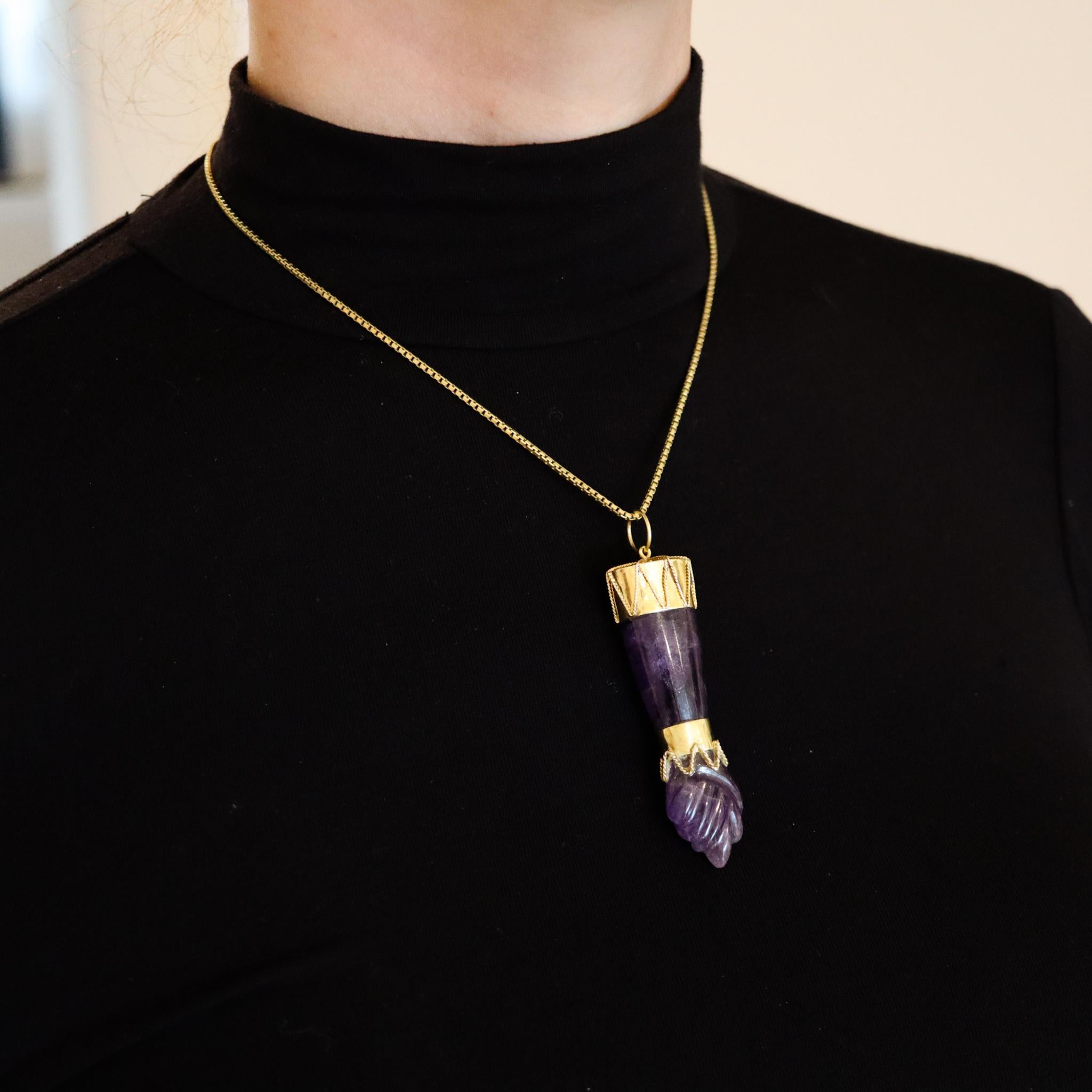 Italienischer handgeschnitzter Amethyst-Anhänger aus 18 Karat Gelbgold mit Figa-Charm, 1960 für Damen oder Herren