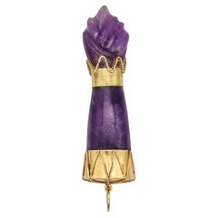 Italienischer handgeschnitzter Amethyst-Anhänger aus 18 Karat Gelbgold mit Figa-Charm, 1960