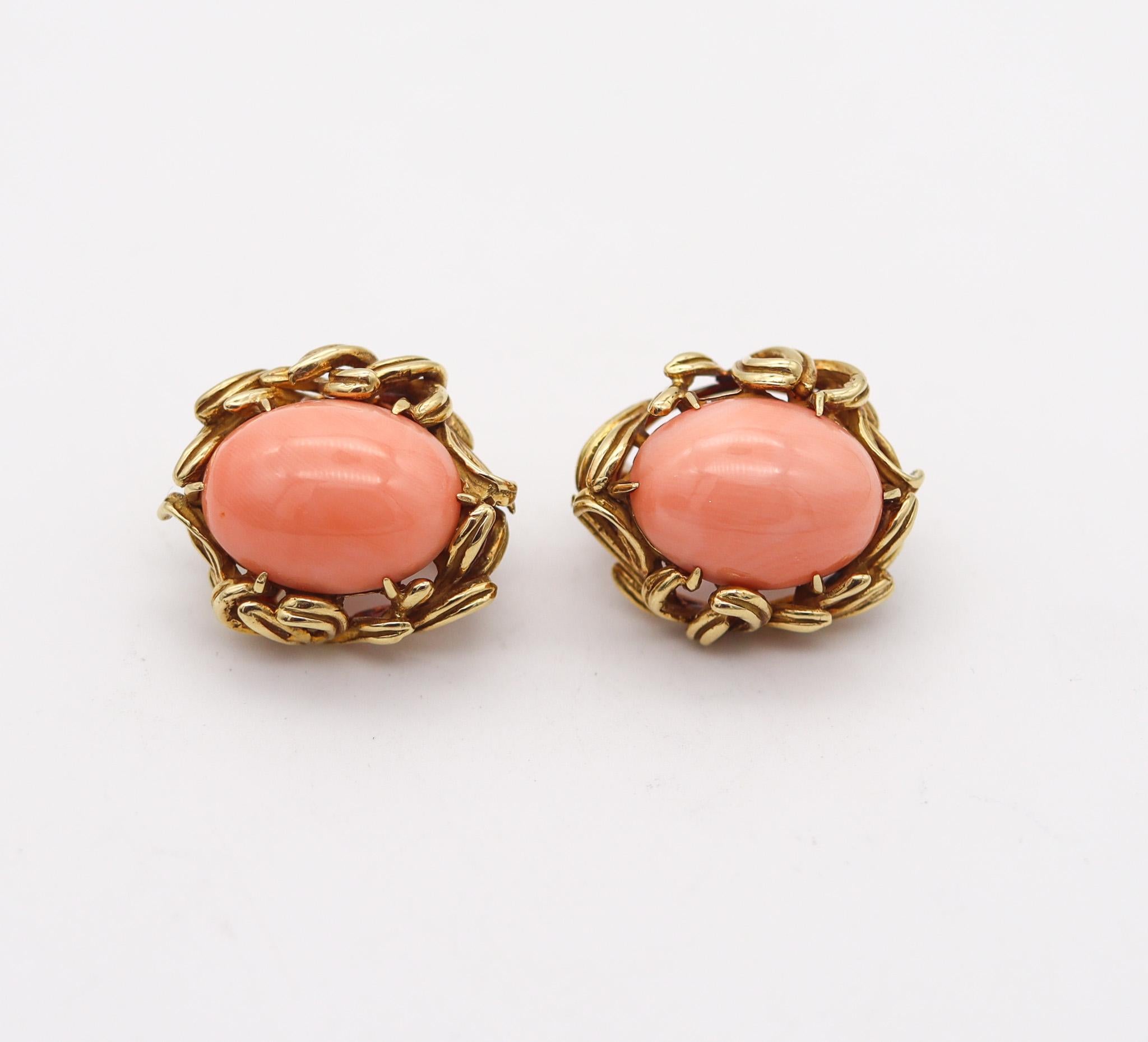 Italian mid-century earrings with salmon corals.

Beautiful pair of modernist earrings, created in Italy during the mid century period back in the 1960. These earrings has been crafted with a substantial bold look in solid yellow gold of 18 karats