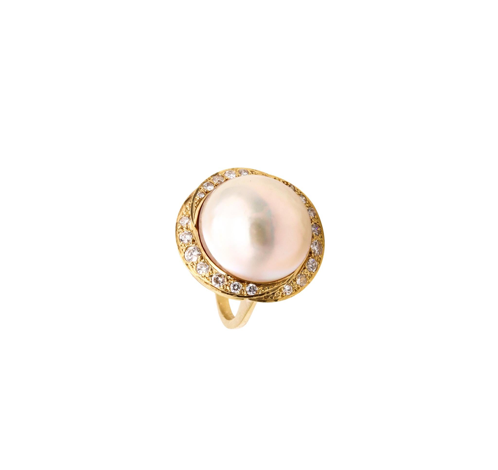 Jeweled cocktail ring with mobe pearl.

A nice designer's ring, created in Italy during the mid-century period, circa 1960. It was crafted in solid yellow gold of 18 karat, with polished finish.

Featuring in the center, a large round white mobe