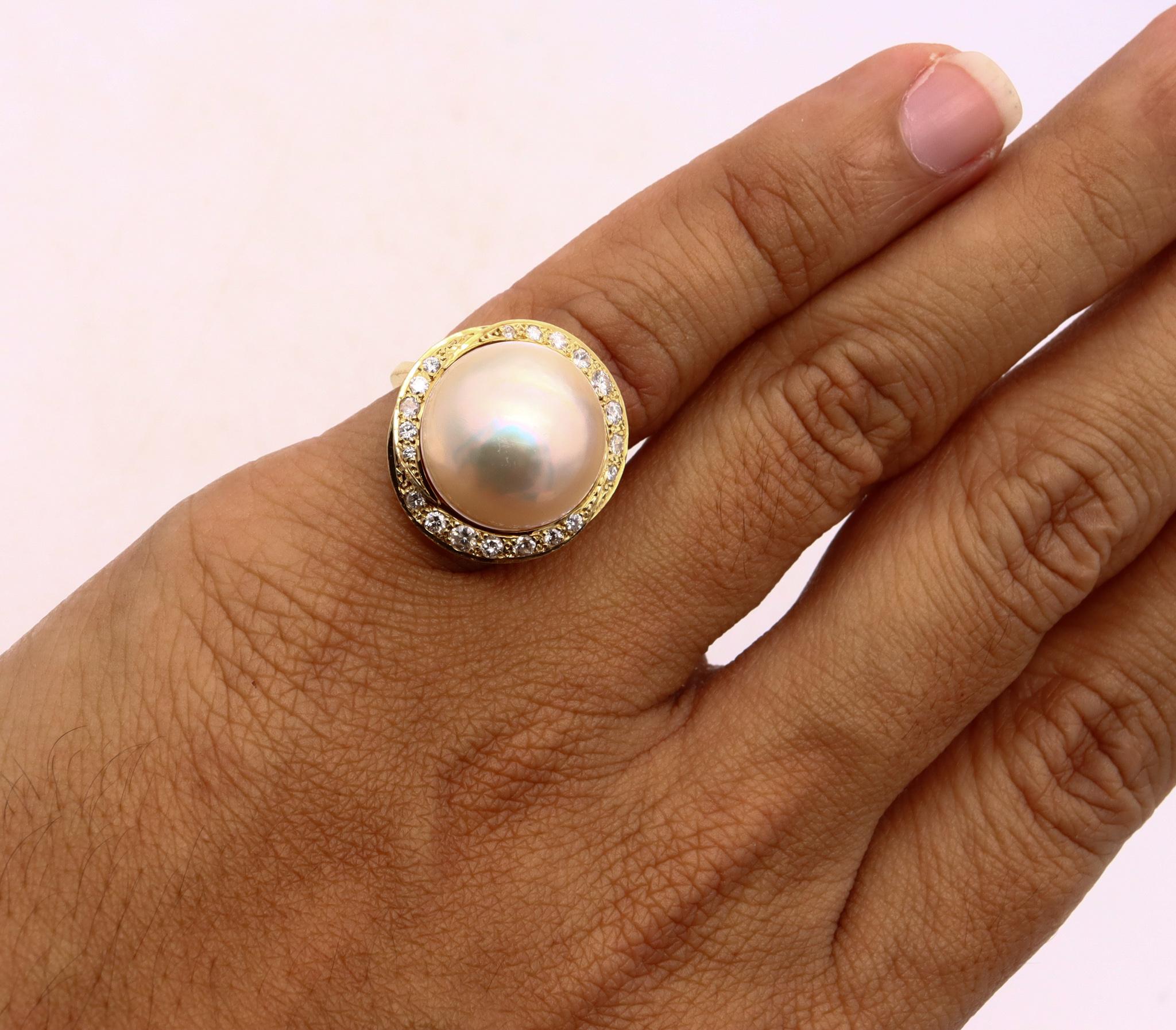 Italian 1960 Mid Century Cocktail Ring in 18kt Yellow Gold Mobe Pearl & Diamonds In Excellent Condition For Sale In Miami, FL