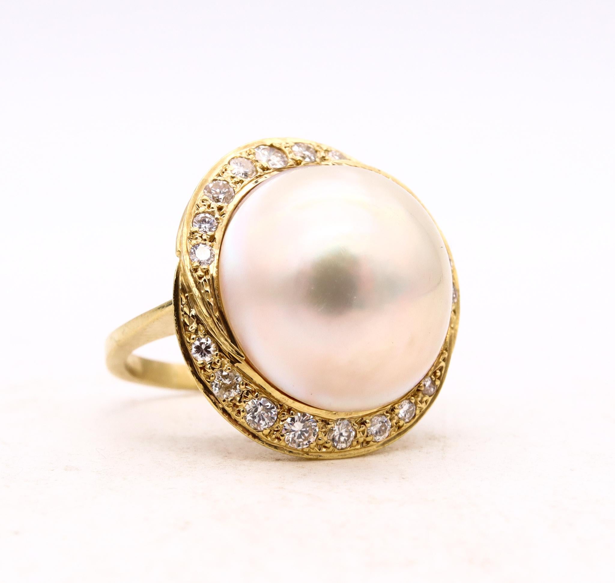 Italian 1960 Mid Century Cocktail Ring in 18kt Yellow Gold Mobe Pearl & Diamonds For Sale 2