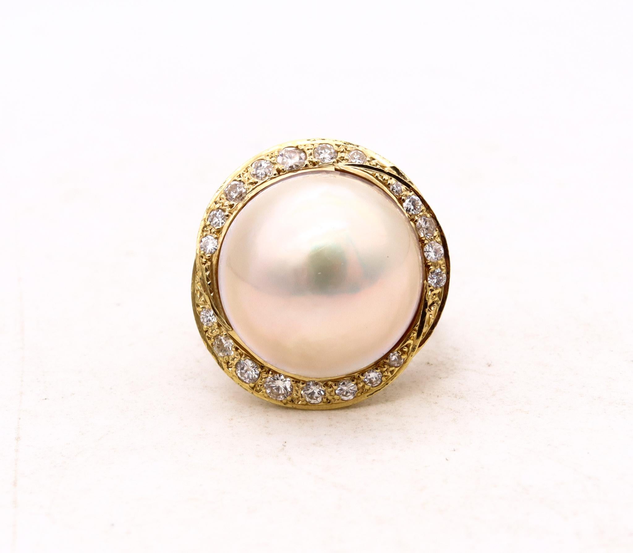 Italian 1960 Mid Century Cocktail Ring in 18kt Yellow Gold Mobe Pearl & Diamonds For Sale 3
