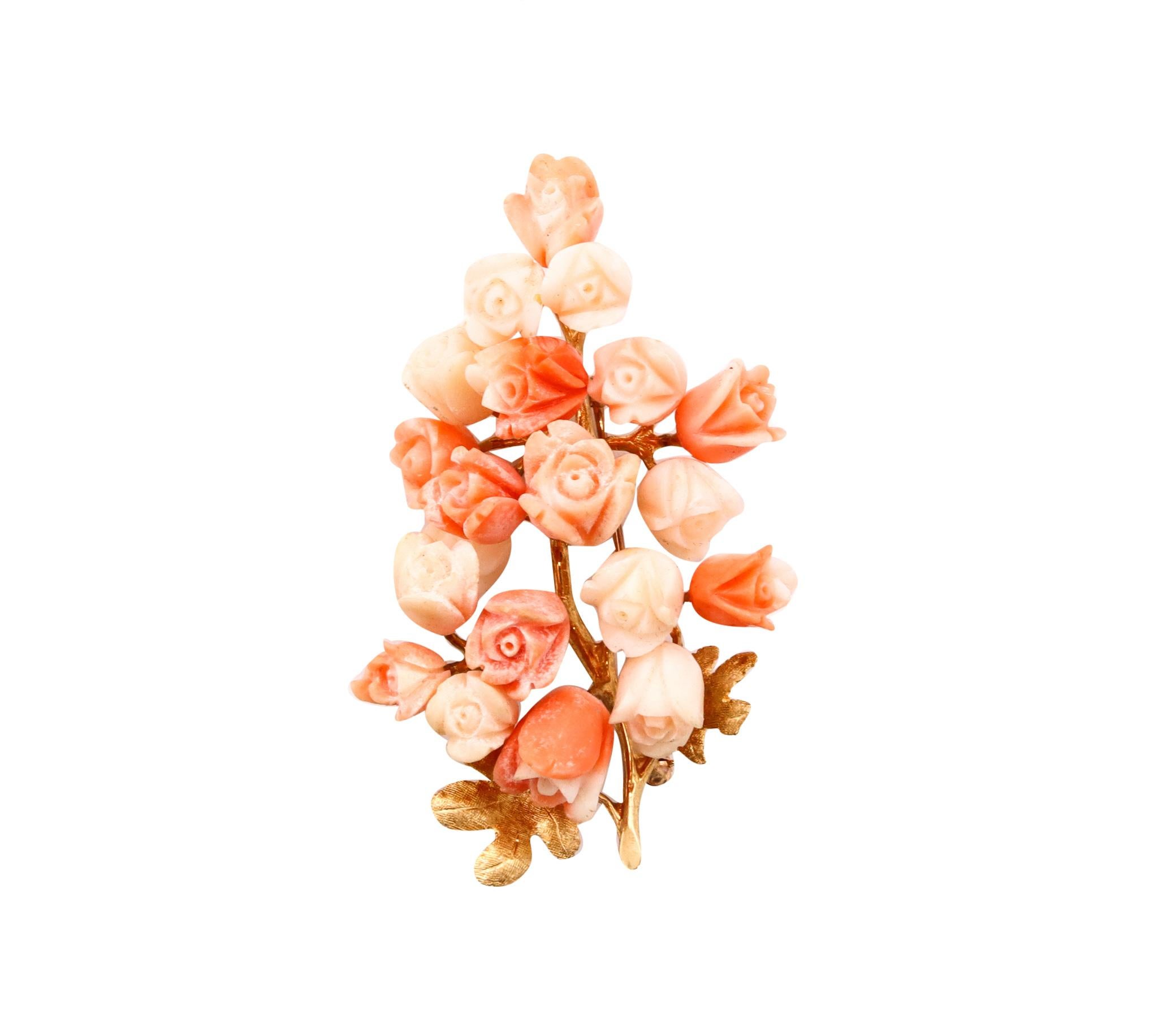 Blumenstrauß-Brosche in Koralle

Ein farbenfrohes Stück, das in Italien in der Mitte des Jahrhunderts, um 1960, entstanden ist. Sie wurde aus massivem 14-karätigem Gold gefertigt und ist mit einem vertikalen Scharnierriegel mit Sicherheitsschloss