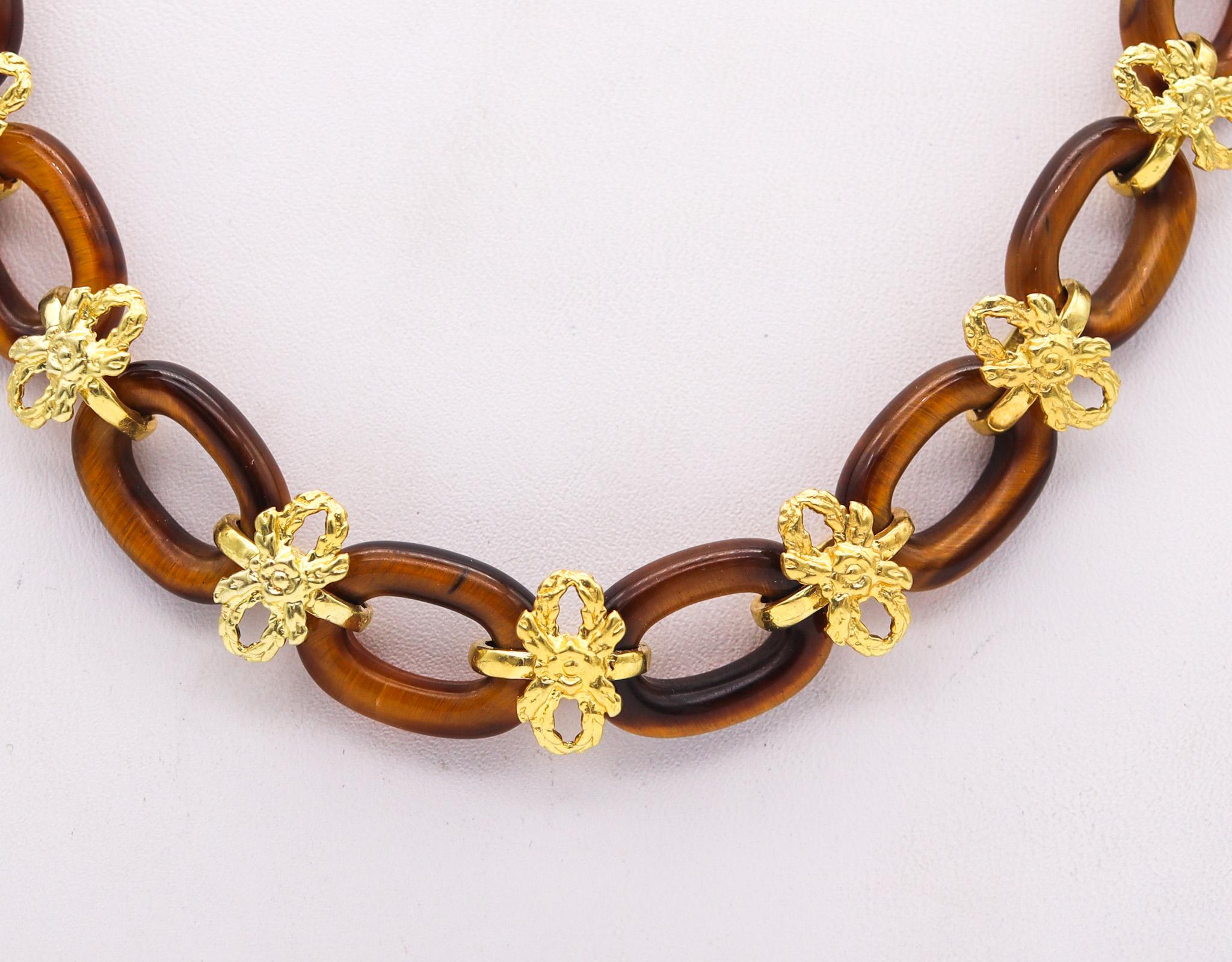 A long necklace sautoir made in Italy.

Very beautiful vintage necklace sautoir, created in Italy during the mid-century period, back in the 1960. This modernist necklace has been crafted with multiples textured links made up in 14 karats yellow