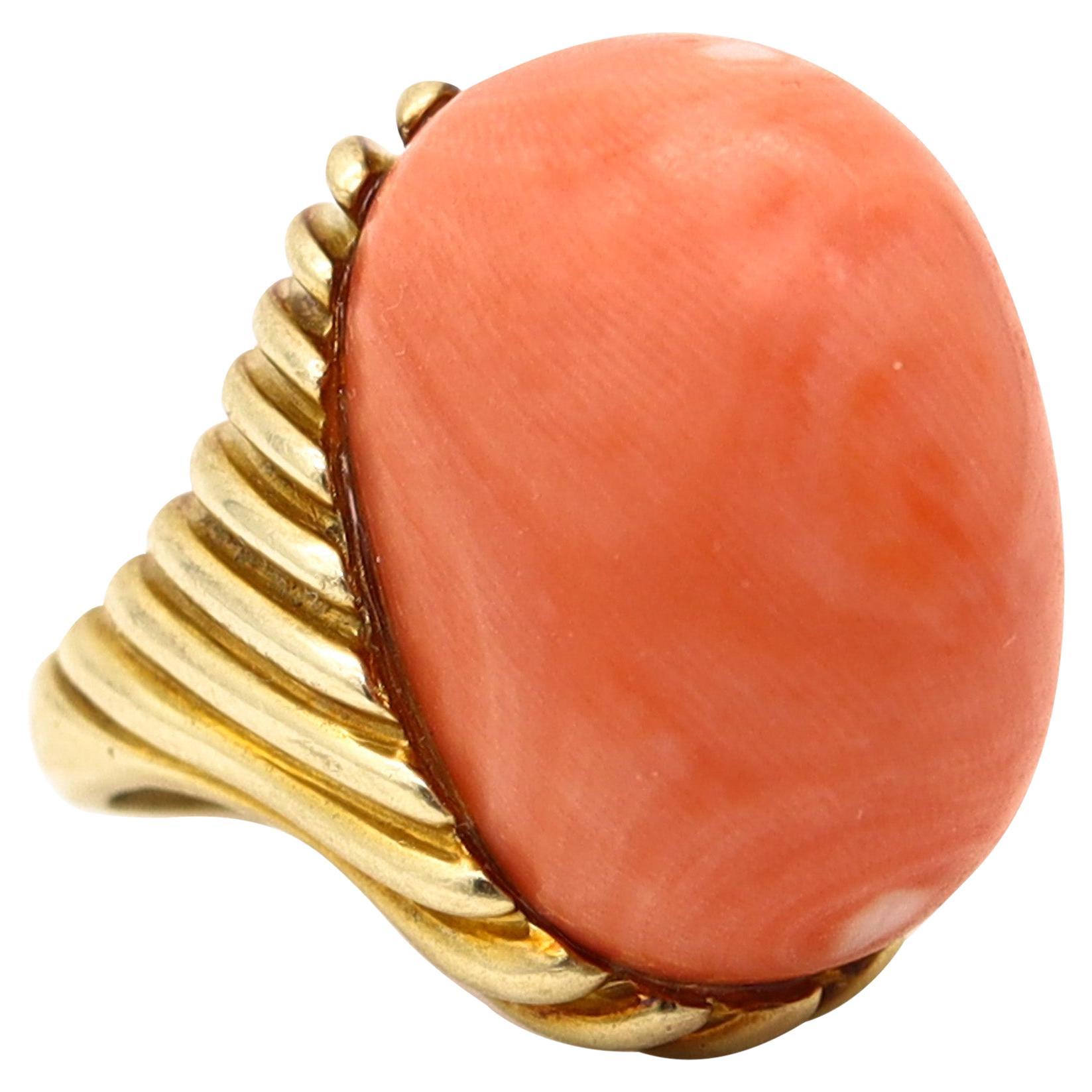 ITALIEN 1960 Modernistischer geriffelter Cocktailring aus 14Kt Gold mit überdimensionaler Koralle