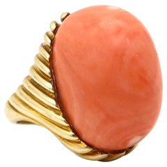 ITALIAN 1960 Modernist Fluted Cocktail Ring In 14Kt Gold With Oversized Coral