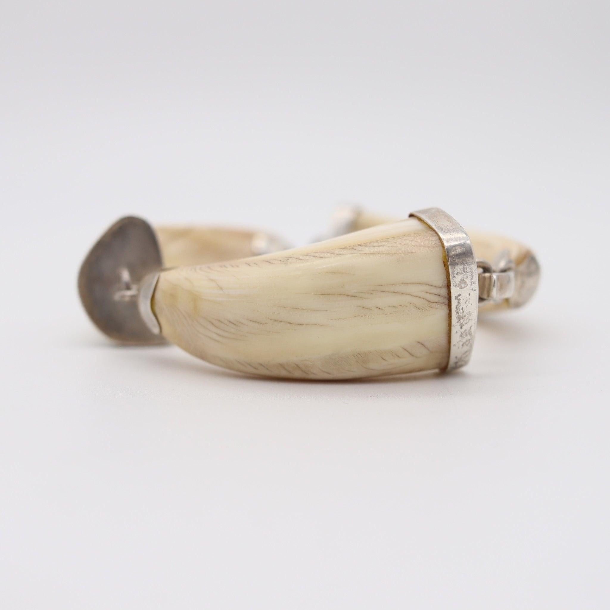 ITALIAN 1960 Retro-Modernist Carved Bracelet In .925 Sterling Silver For Sale 2
