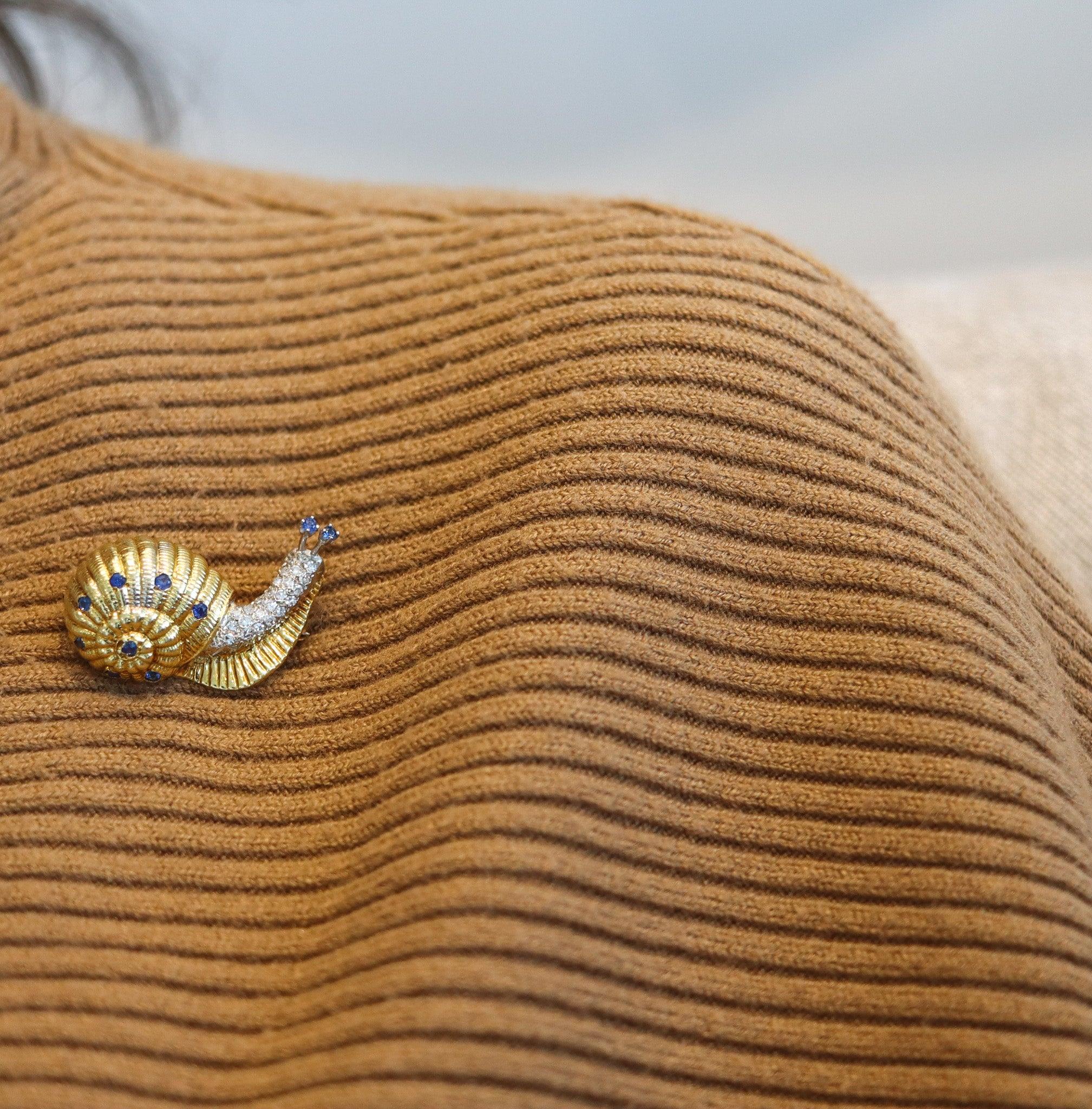Un caprichoso broche caracol italiano.

Se trata de un broche excepcional de un caracol con su concha, creado en Italia durante el periodo modernista, allá por los años 60. El broche se ha elaborado con minuciosos detalles y un peso considerable en