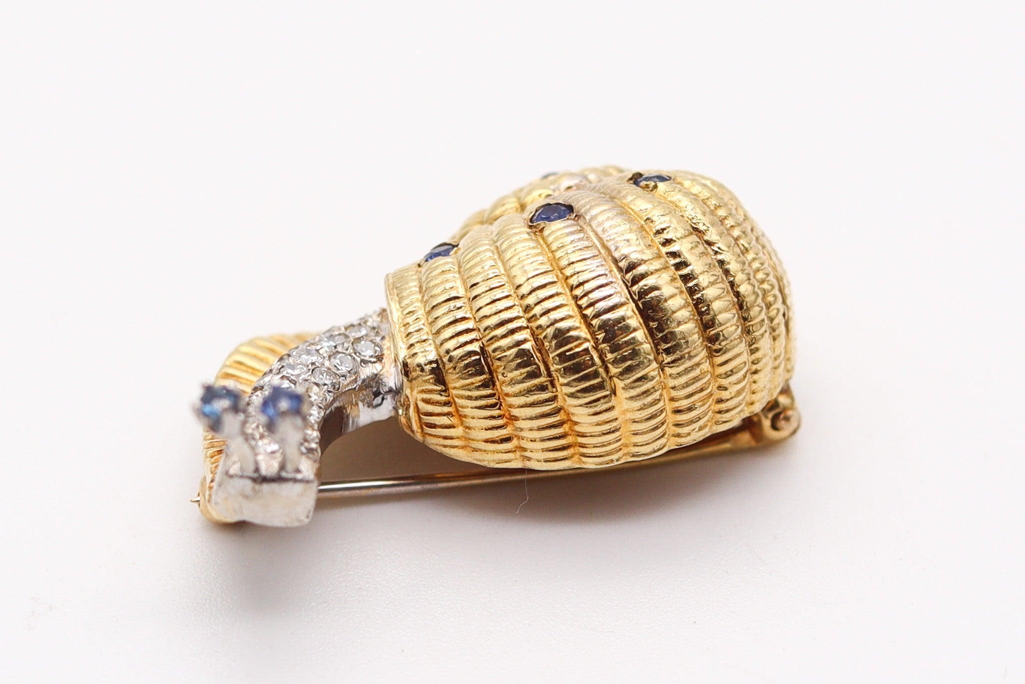 ITALIANO 1960 Broche de caracol de oro amarillo macizo de 18 quilates con diamantes y zafiros Modernista