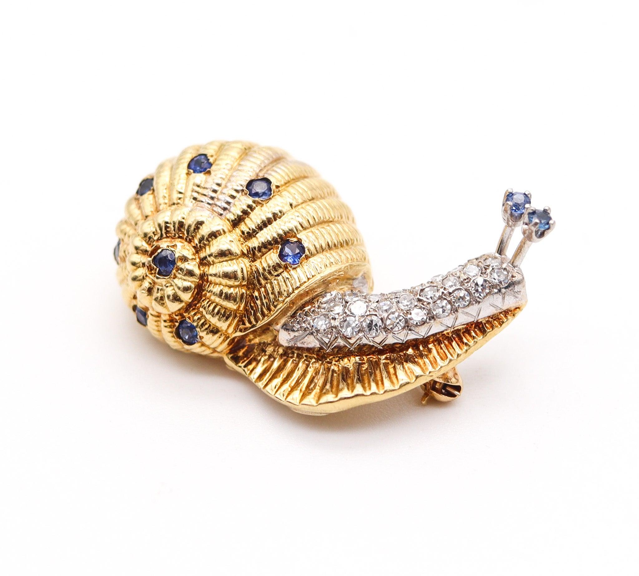 ITALIANO 1960 Broche de caracol de oro amarillo macizo de 18 quilates con diamantes y zafiros Corte redondo