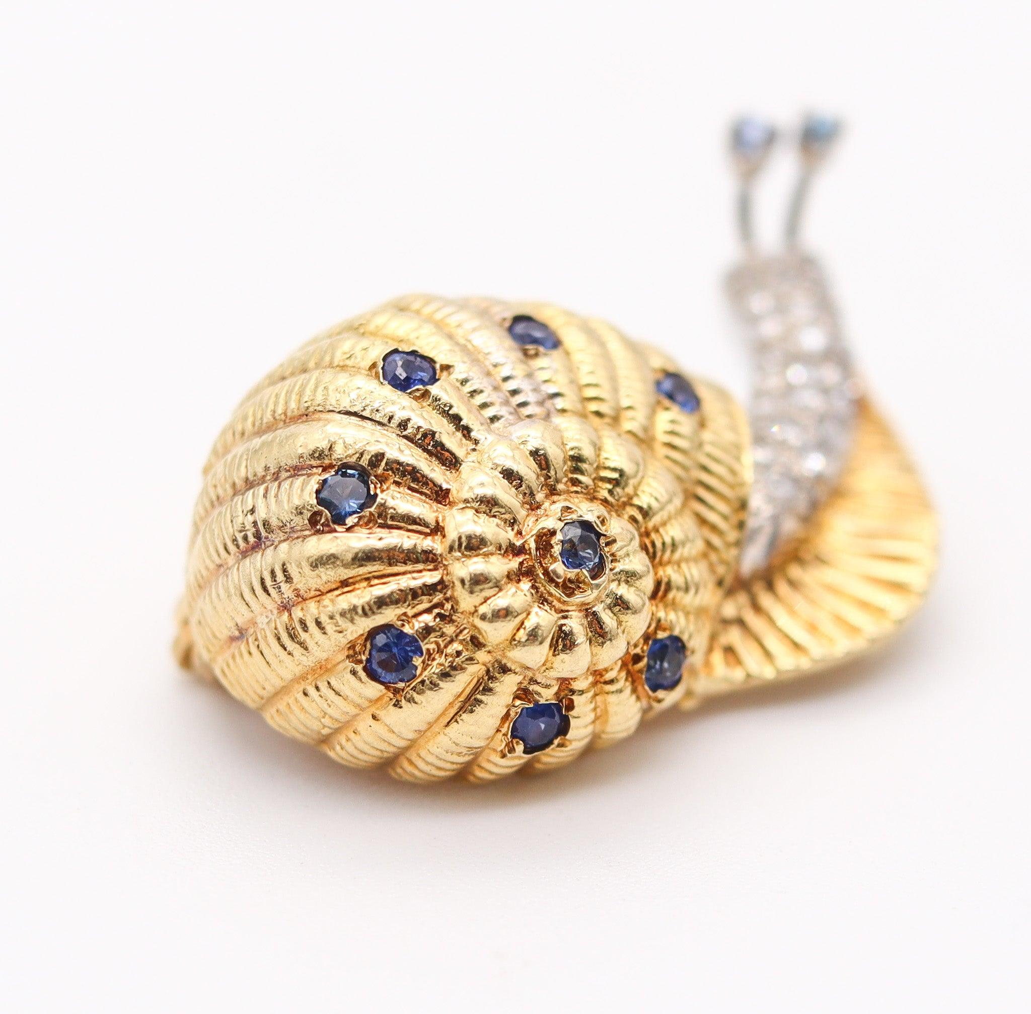 ITALIANO 1960 Broche de caracol de oro amarillo macizo de 18 quilates con diamantes y zafiros en Excelente Estado en Miami, FL