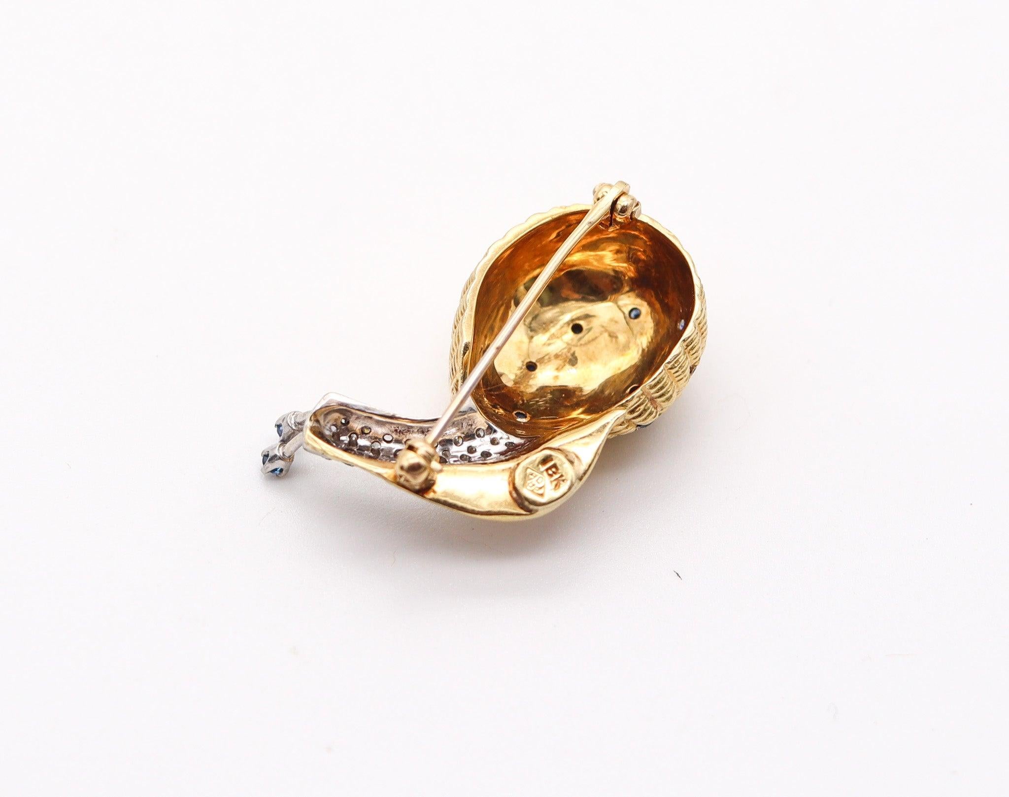 Femenino o masculino ITALIANO 1960 Broche de caracol de oro amarillo macizo de 18 quilates con diamantes y zafiros