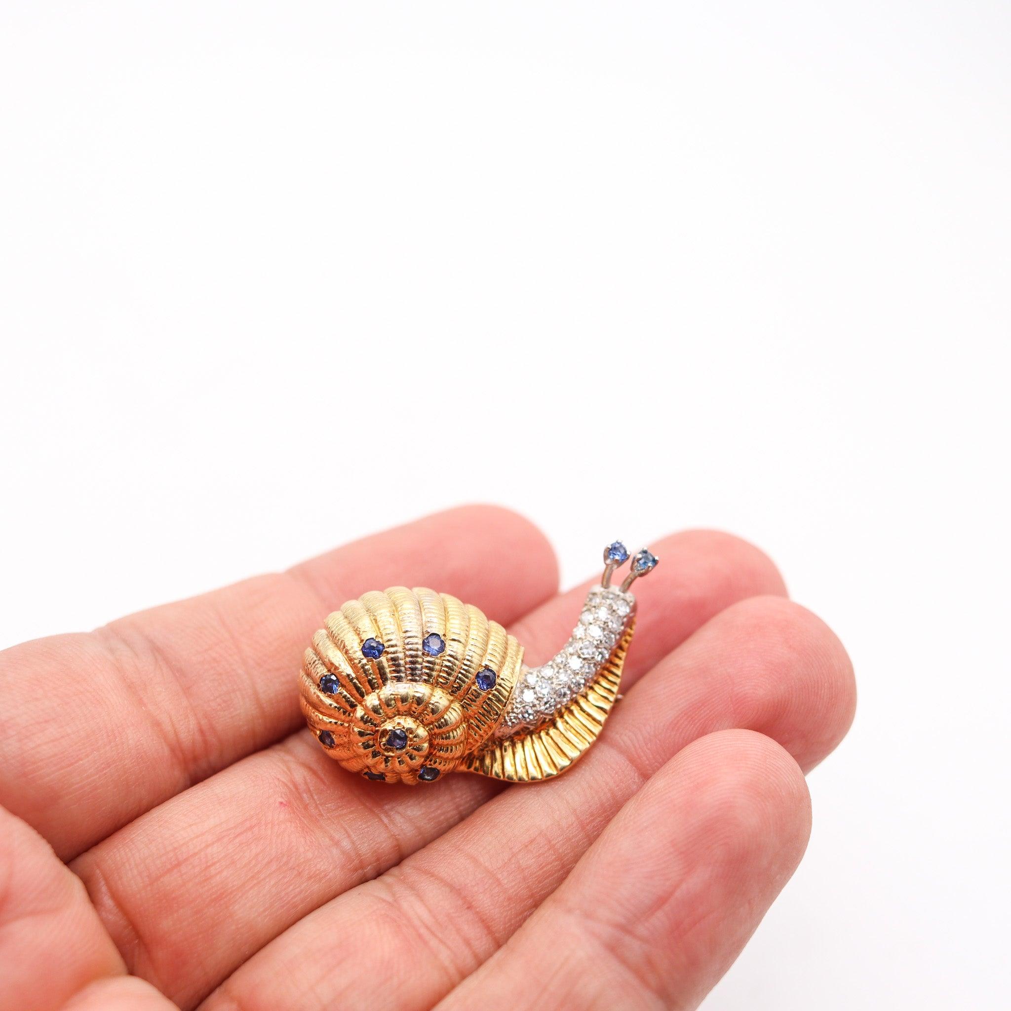 ITALIANO 1960 Broche de caracol de oro amarillo macizo de 18 quilates con diamantes y zafiros 2