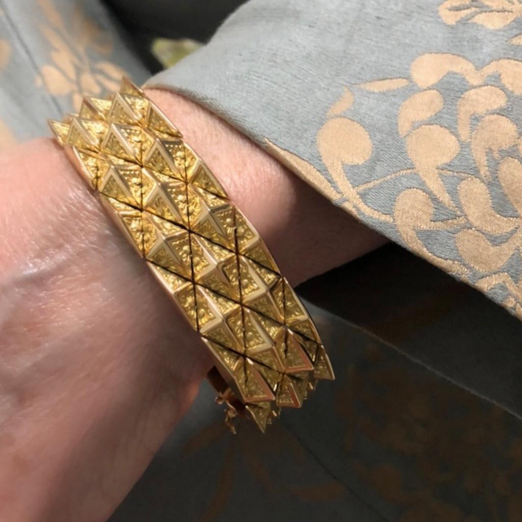 Women's or Men's Italian 1960s 18 Karat Yellow Gold Pyramidal Link Bracelet For Sale