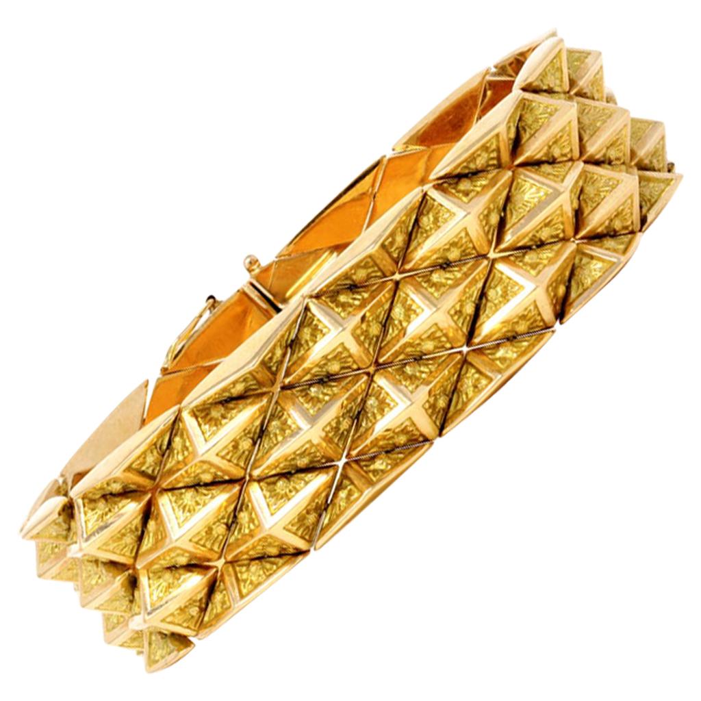 Italian 1960s 18 Karat Yellow Gold Pyramidal Link Bracelet For Sale