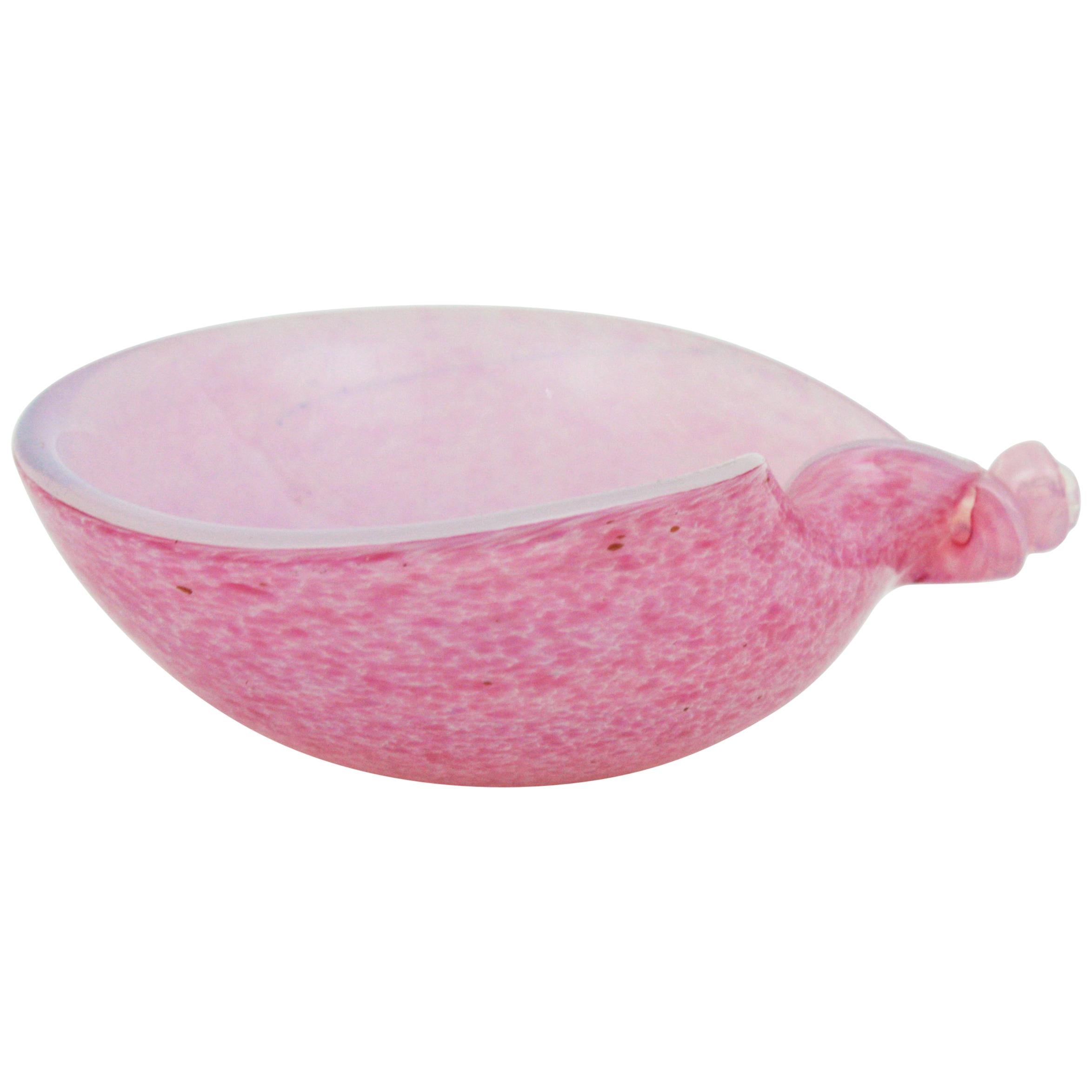 Schöne Murano mundgeblasenes rosa über opalweißem Glas Muschelschale / Aschenbecher. Wird Archimede Seguso zugeschrieben, Italien, 1960er Jahre.
Diese dekorative Schale oder Schüssel eignet sich hervorragend als Geschenkidee. Verwenden Sie sie als