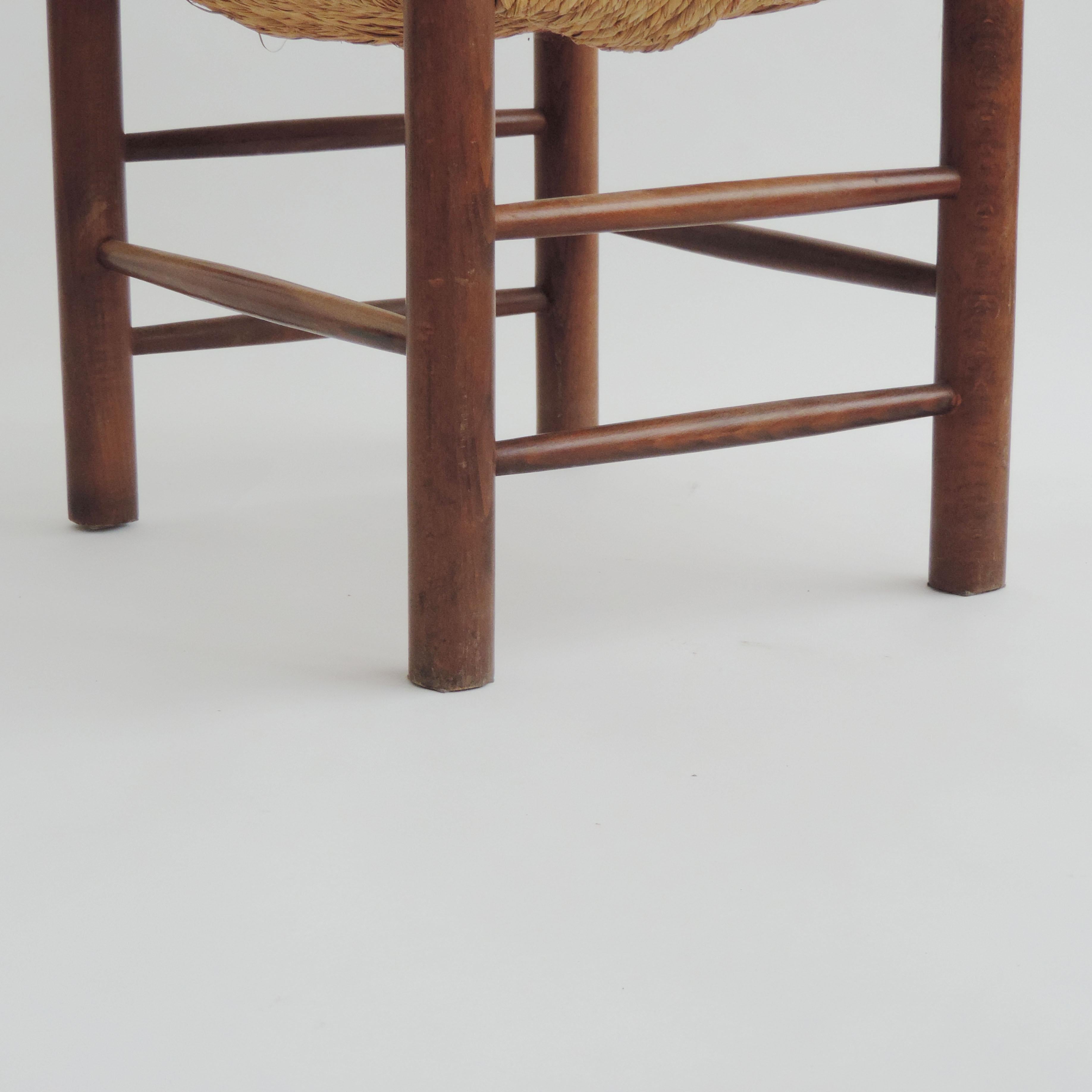 Magnifique fauteuil rustique italien des années 1960 en paille et bois dans le style de Charlotte Perriand.
Siège très robuste.