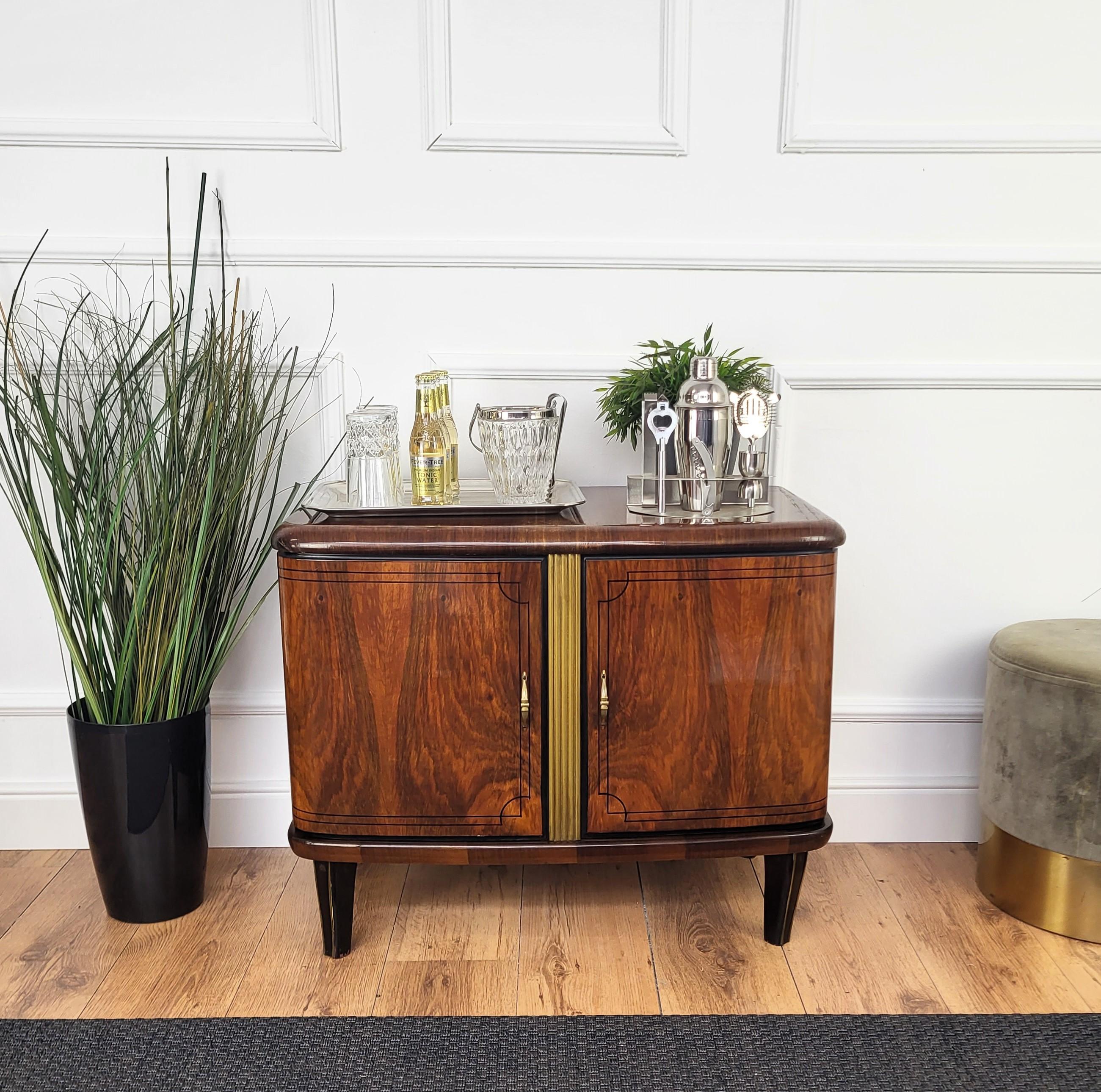 Very elegant Italian Art Deco Mid-Century Modern drinks dry bar cabinet with beautiful veneer walnut briar burl wood, two doors and great central wooden decor craftmanship and brass handles. When opened, on the left side an amazing interior part in
